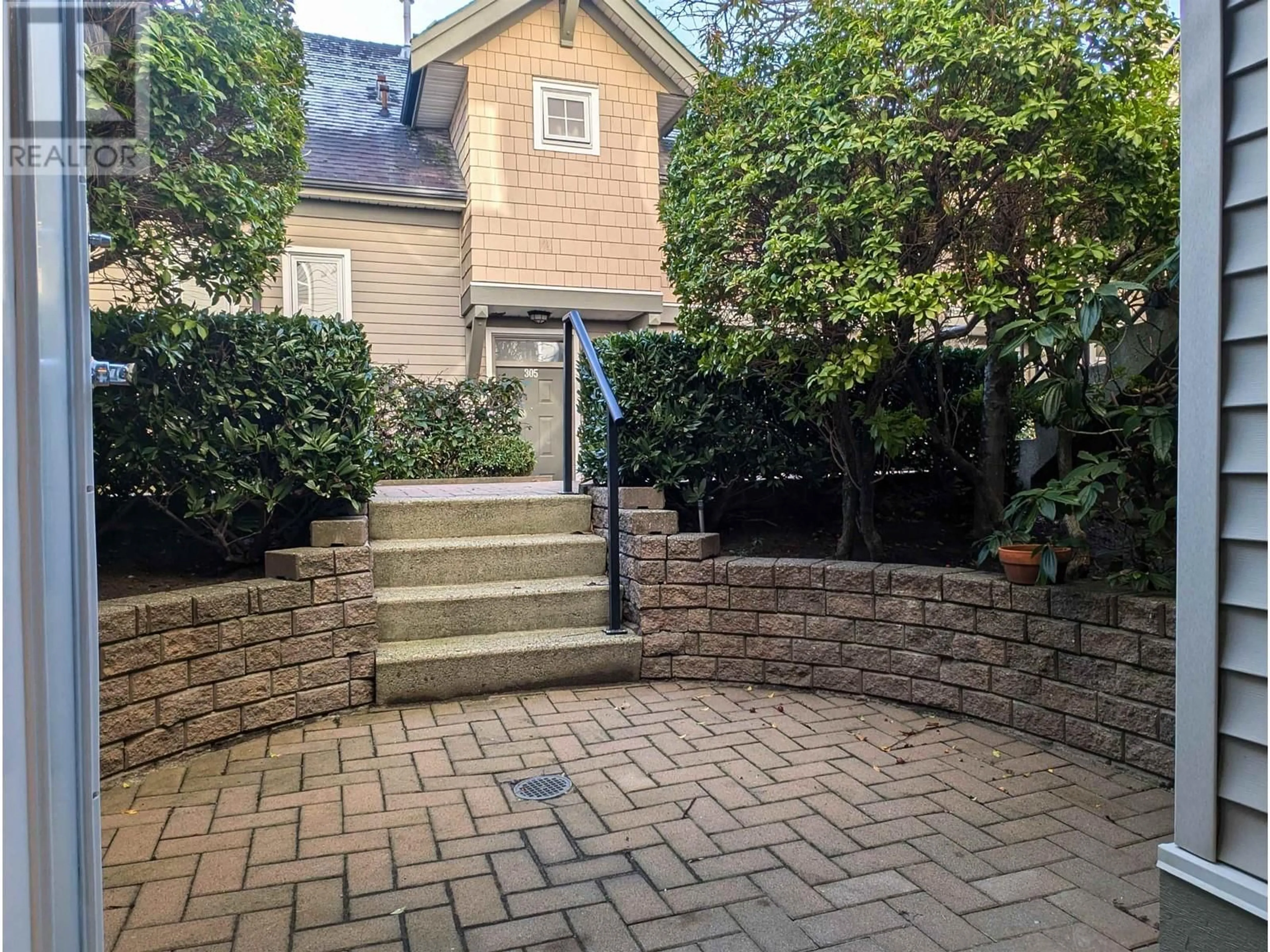 Patio, street for 104 4238 ALBERT STREET, Burnaby British Columbia V5C6T1