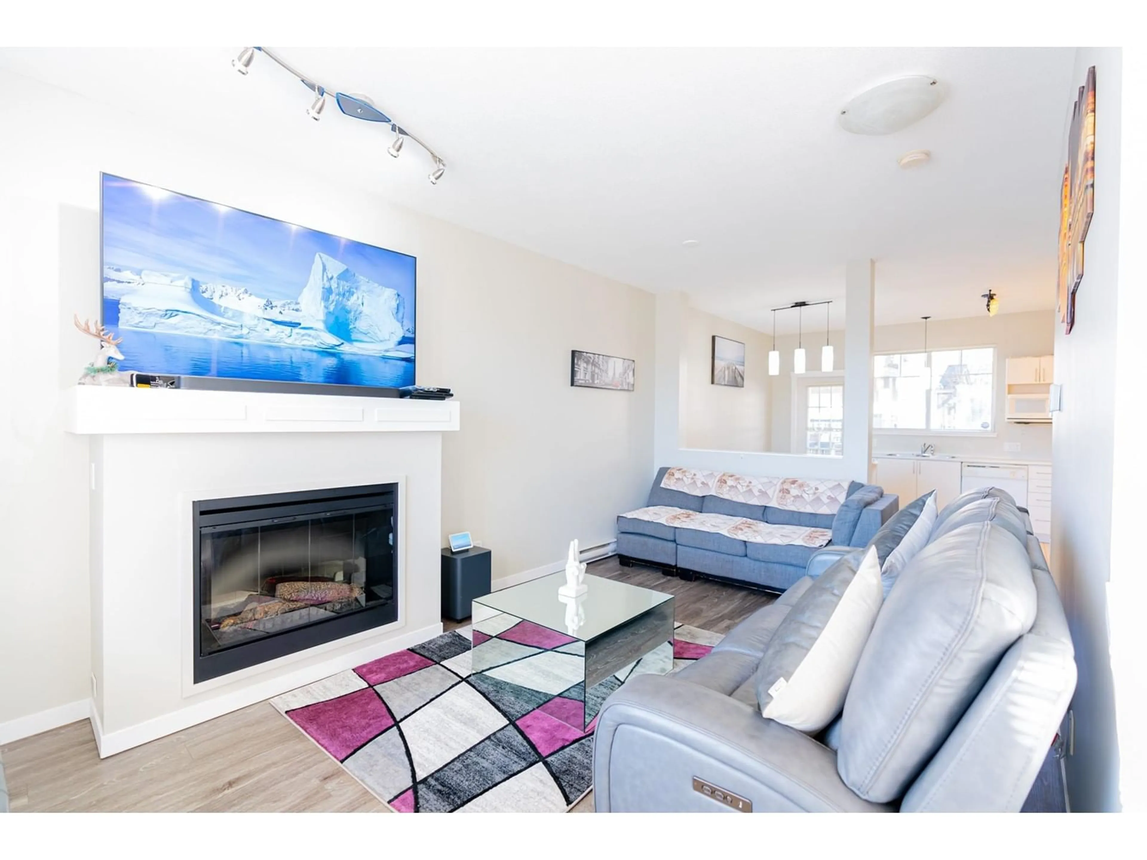 Living room with furniture, wood/laminate floor for 4 5839 PANORAMA DRIVE, Surrey British Columbia V3S0P4