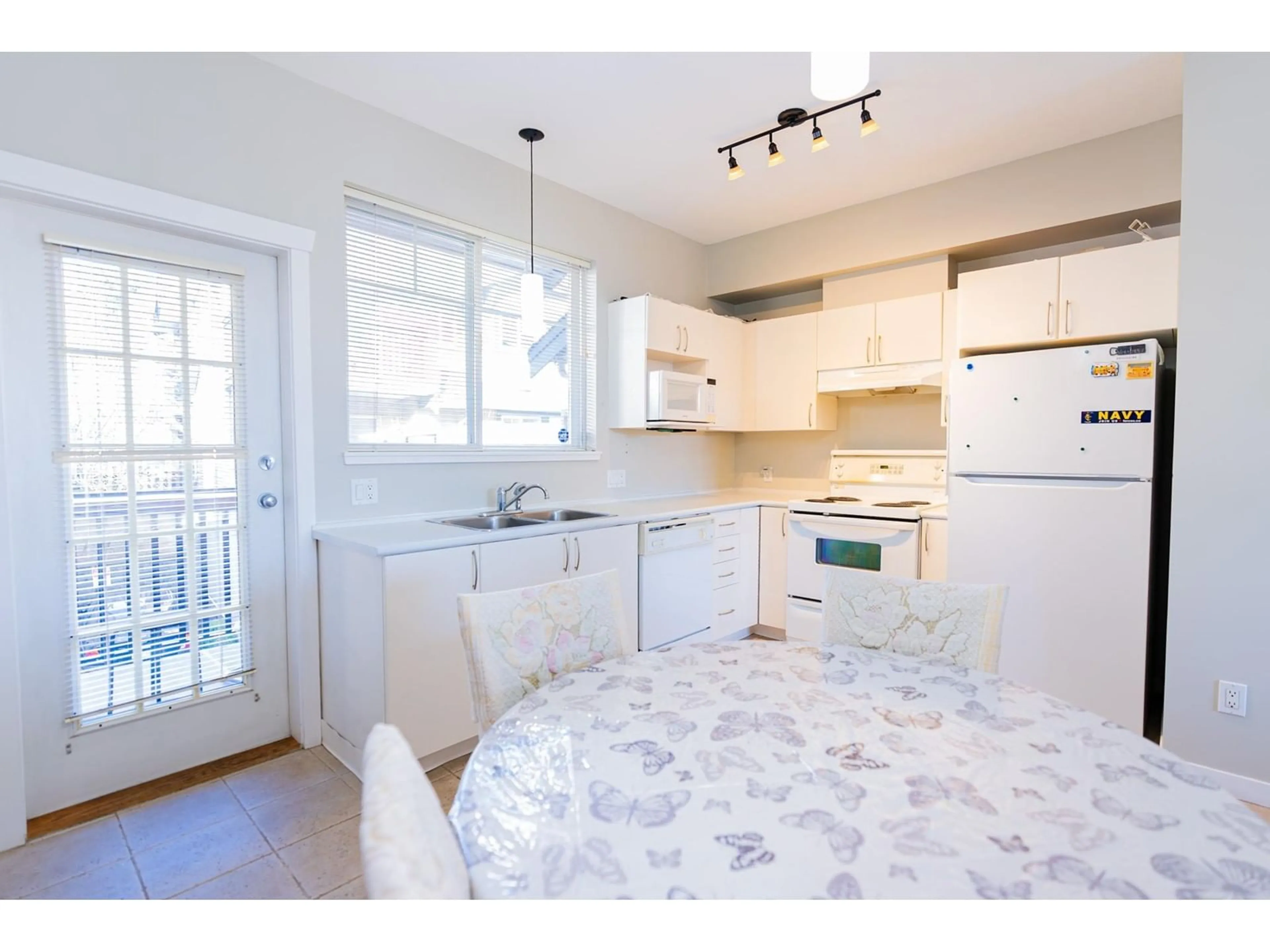 Standard kitchen, wood/laminate floor for 4 5839 PANORAMA DRIVE, Surrey British Columbia V3S0P4