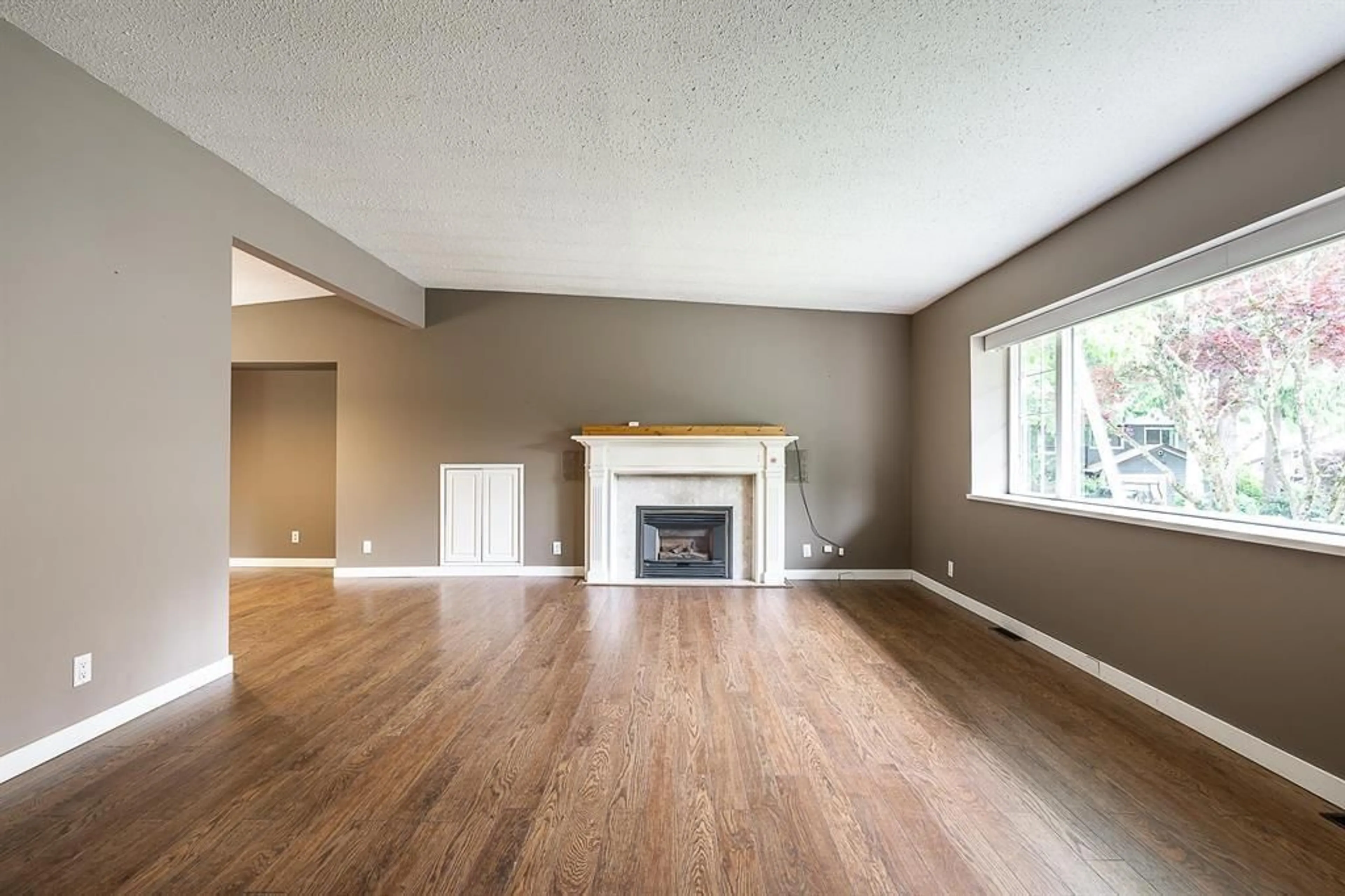 Living room with furniture, wood/laminate floor for 34357 WOODBINE CRESCENT, Abbotsford British Columbia V2S2R4