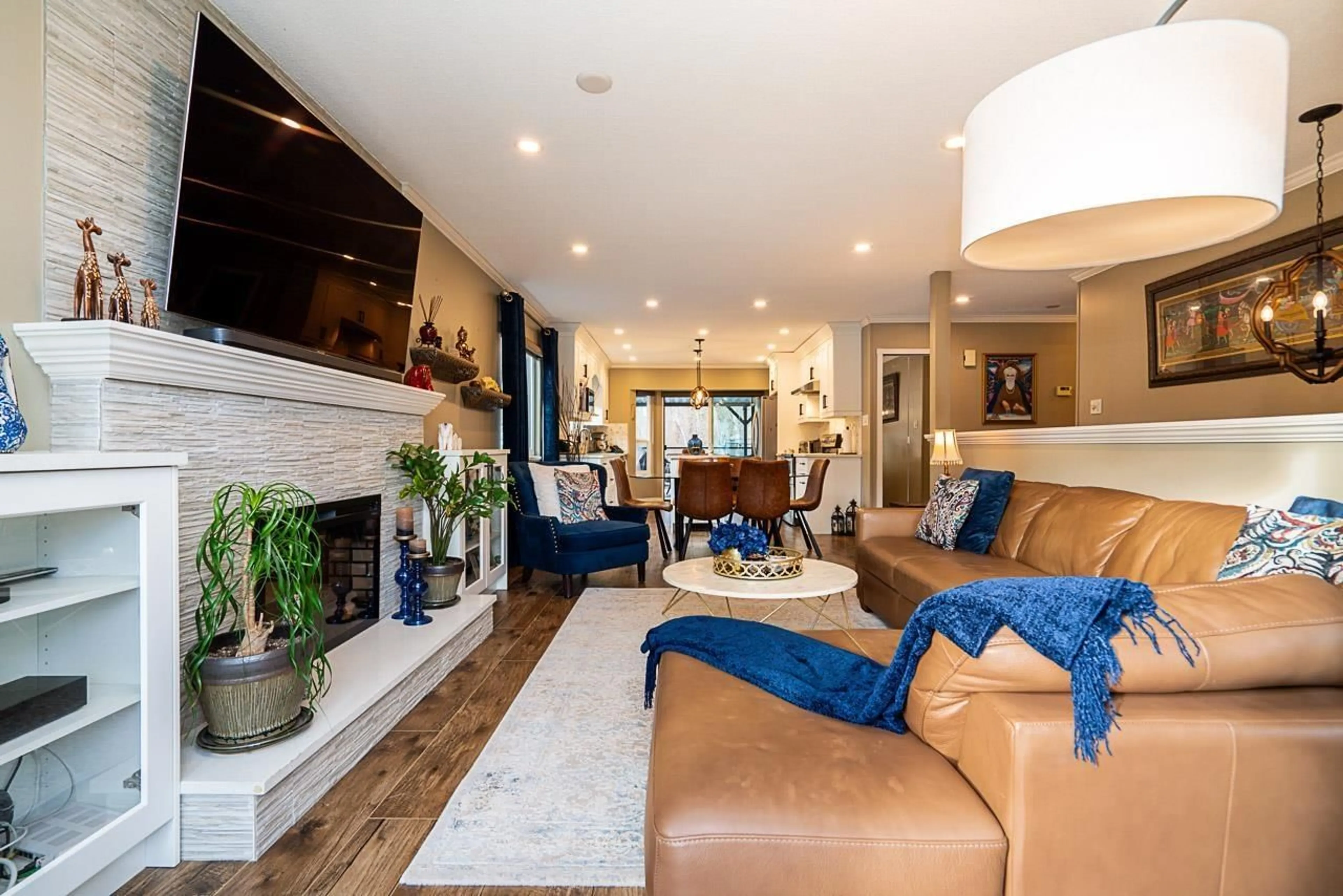 Living room with furniture, ceramic/tile floor for 8095 138 STREET, Surrey British Columbia V3W8M3