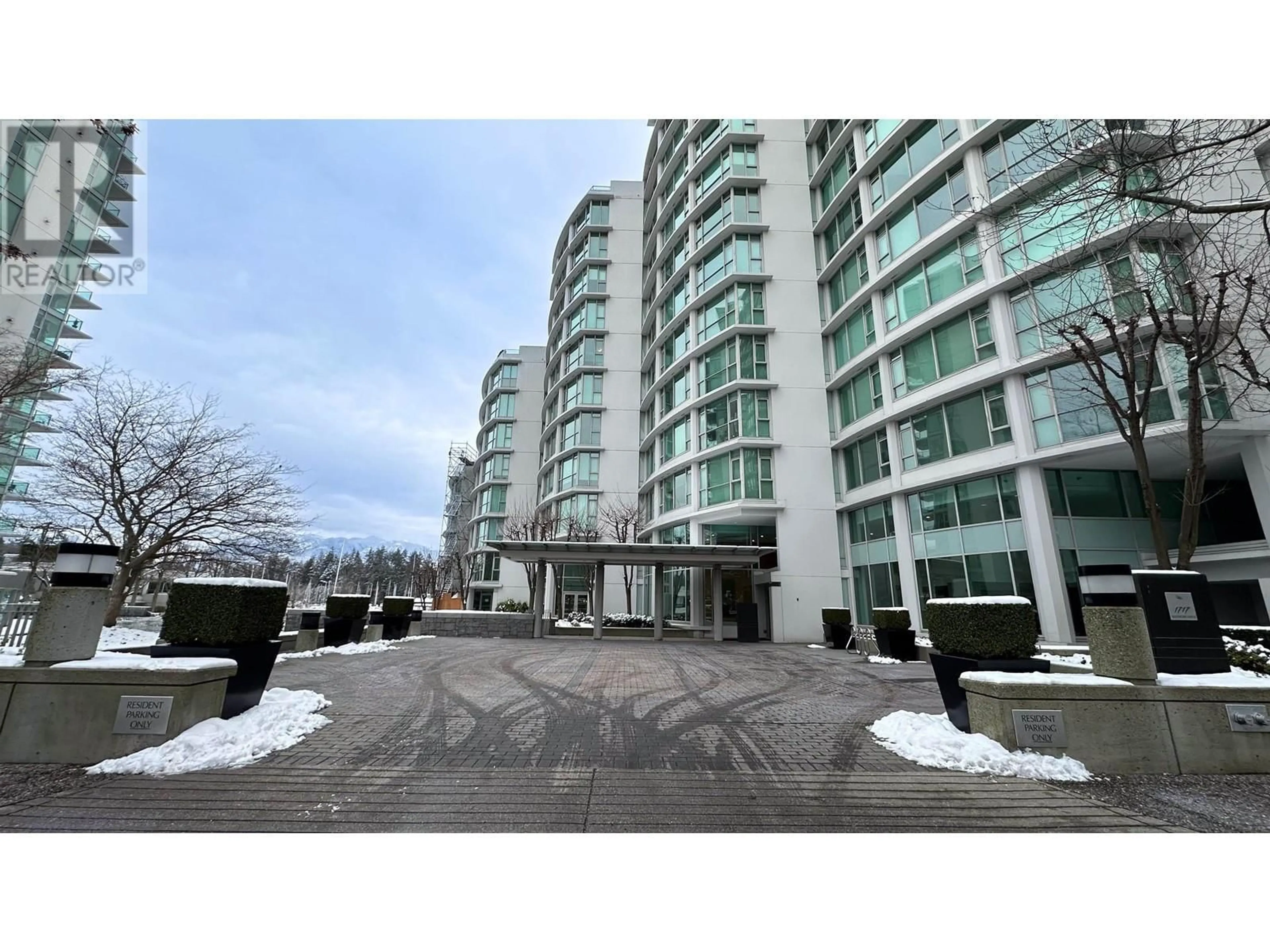 Indoor foyer for 101 1717 BAYSHORE DRIVE, Vancouver British Columbia V6G3H3