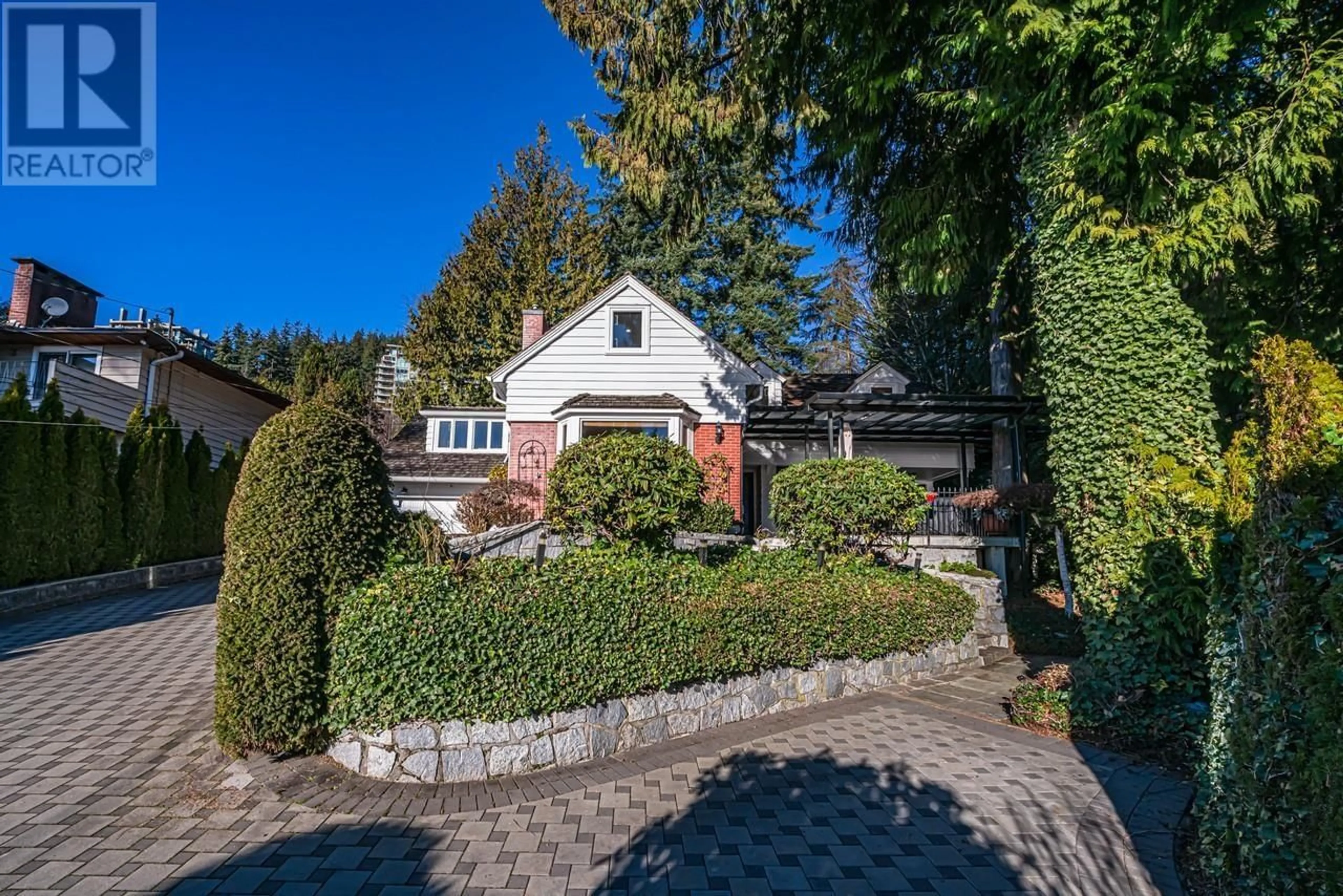 A pic from outside/outdoor area/front of a property/back of a property/a pic from drone, street for 3175 BENBOW ROAD, West Vancouver British Columbia V7V3E1