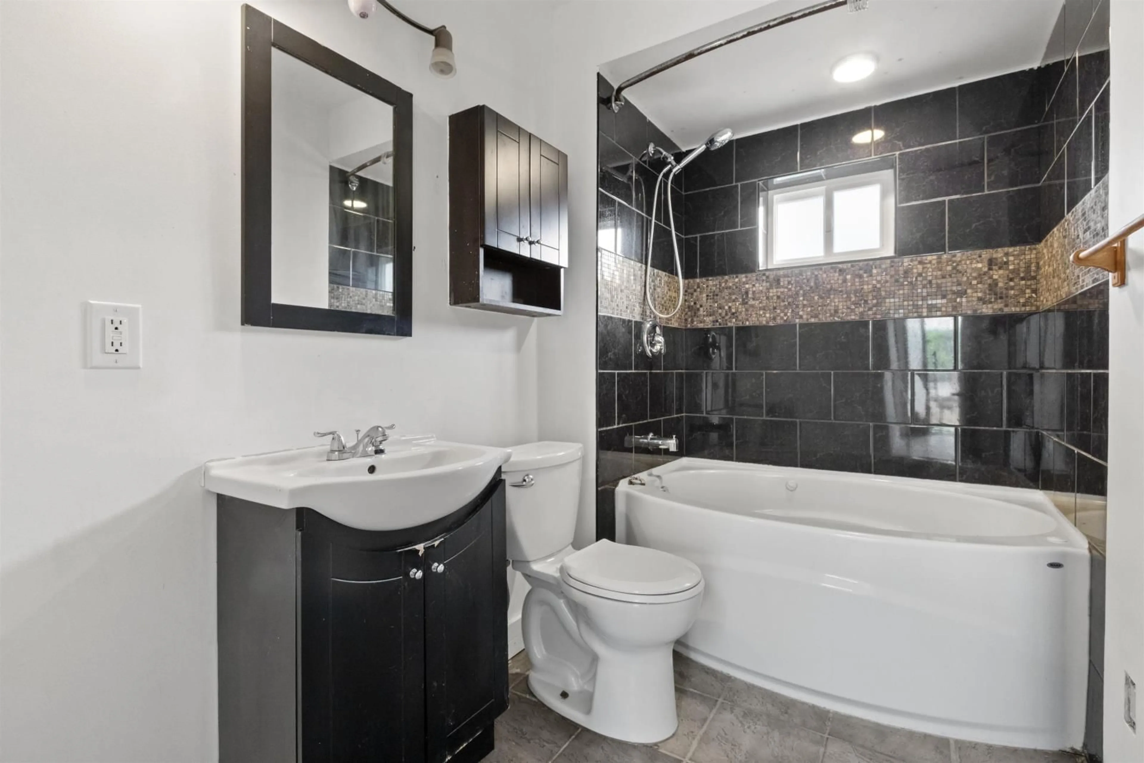 Standard bathroom, ceramic/tile floor for 9112 BROADWAY ROAD, Chilliwack British Columbia V2P5W3