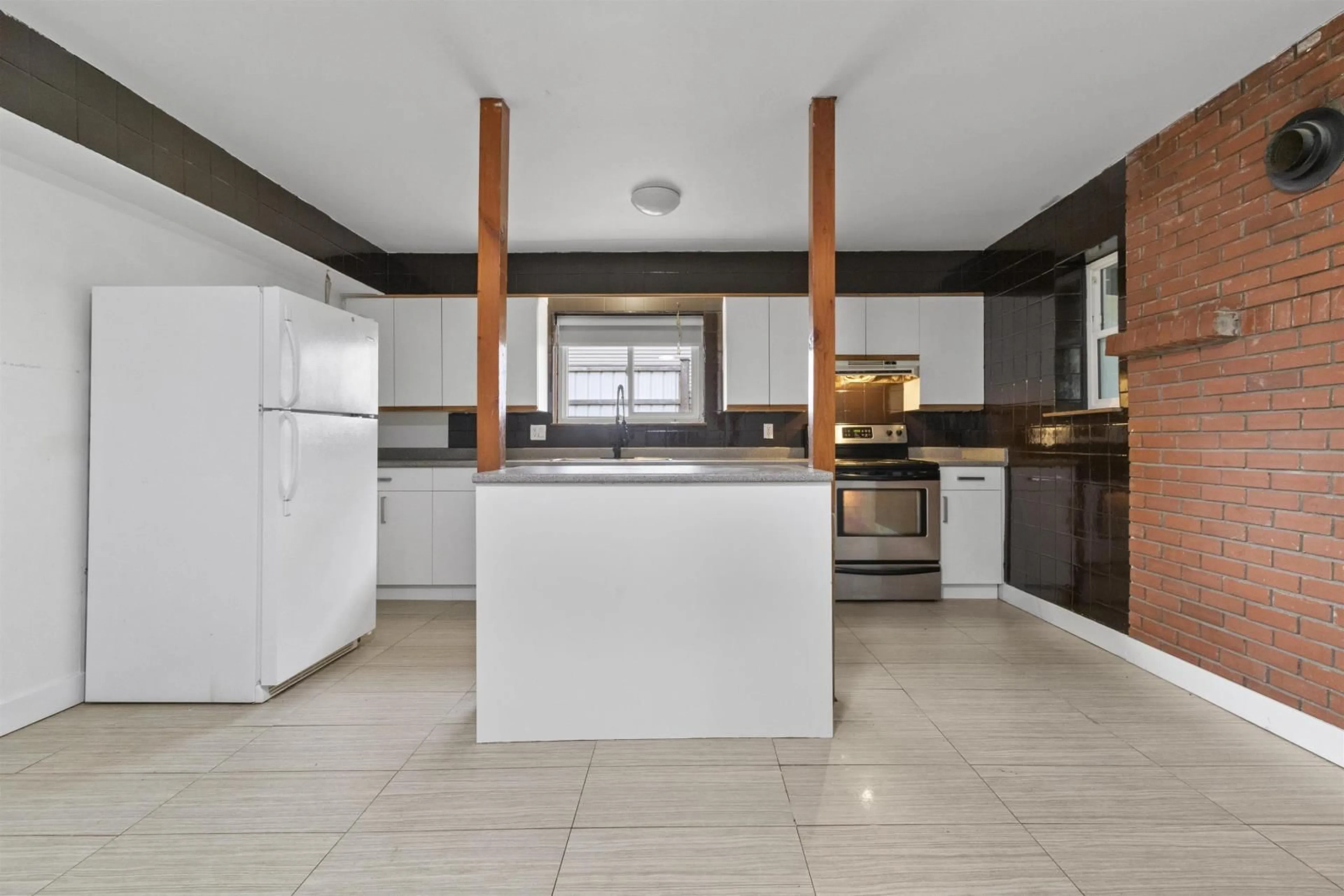 Open concept kitchen, ceramic/tile floor for 9112 BROADWAY ROAD, Chilliwack British Columbia V2P5W3