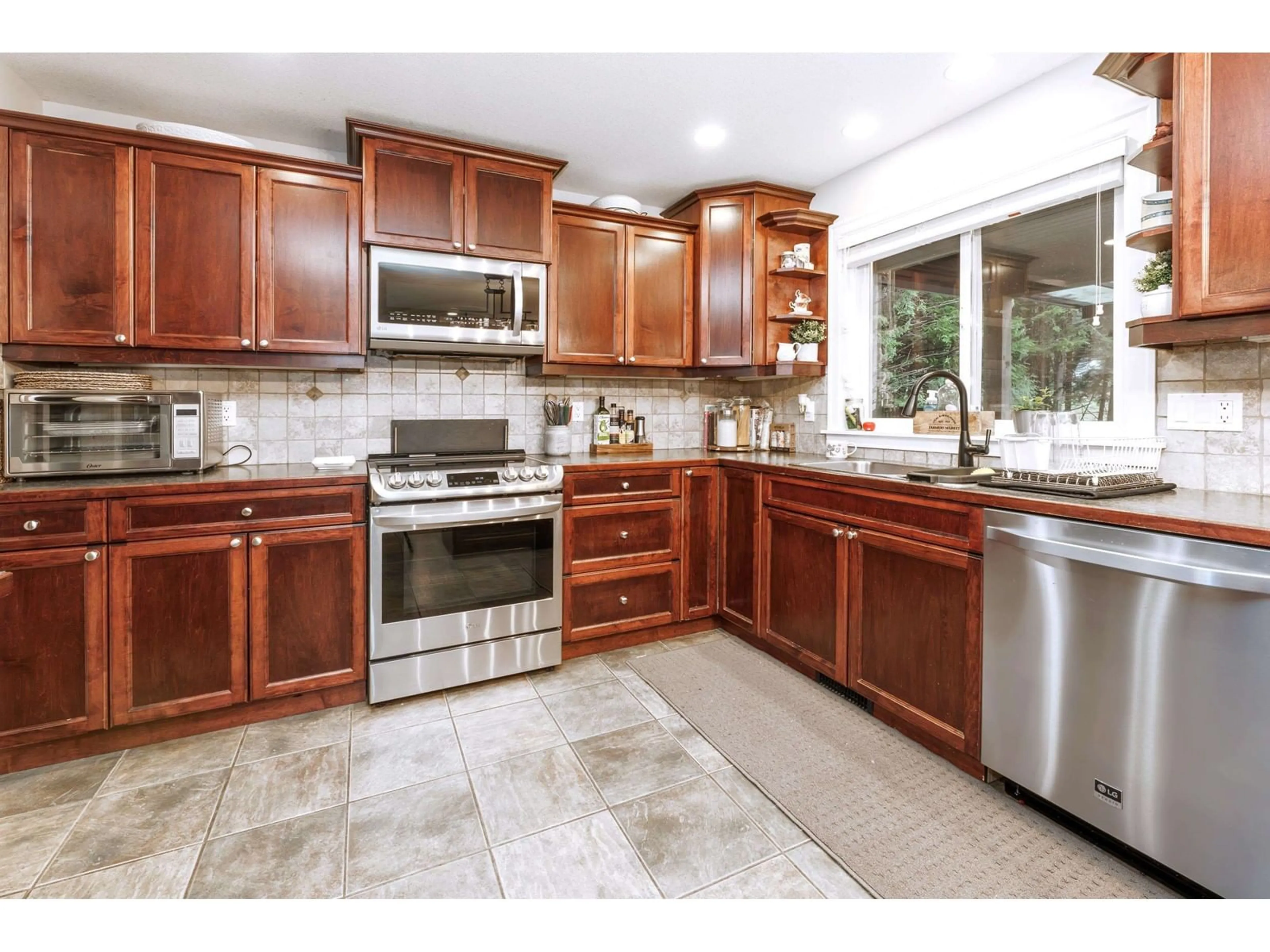 Open concept kitchen, ceramic/tile floor for 29809 DEWDNEY TRUNK, Mission British Columbia V4S1B7
