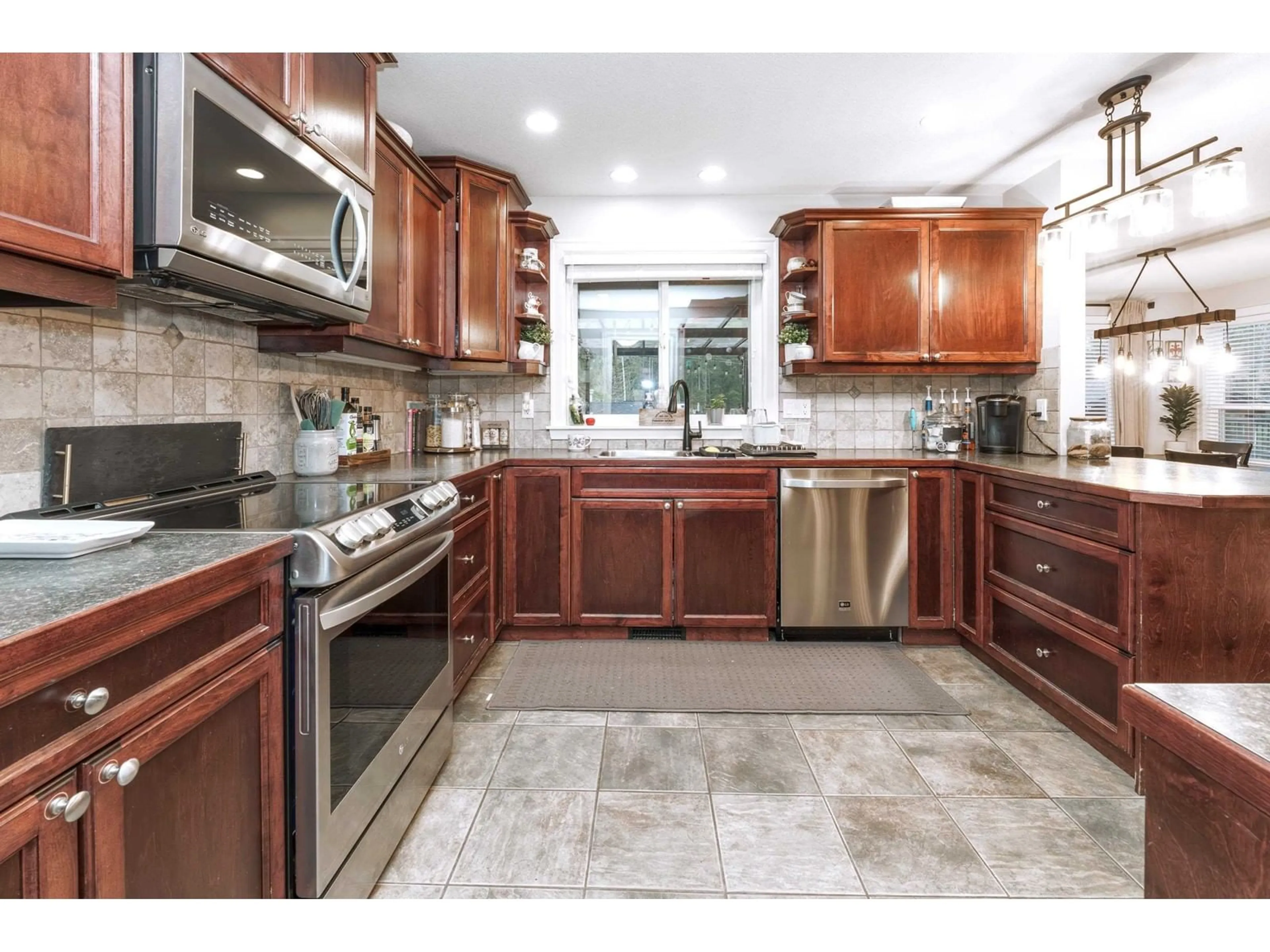Open concept kitchen, ceramic/tile floor for 29809 DEWDNEY TRUNK, Mission British Columbia V4S1B7