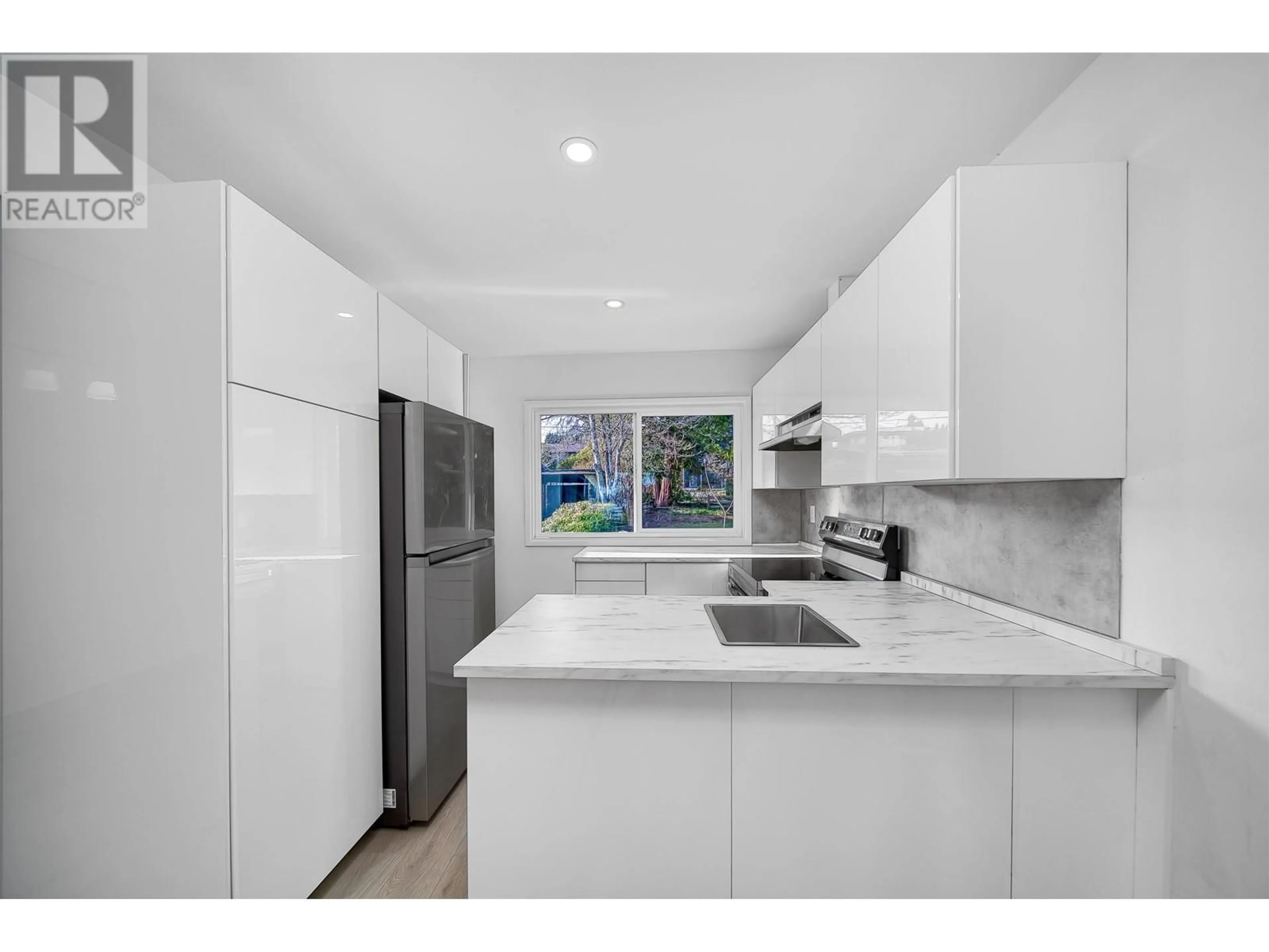 Standard kitchen, ceramic/tile floor for 860 WHITCHURCH STREET, North Vancouver British Columbia V7L2A4