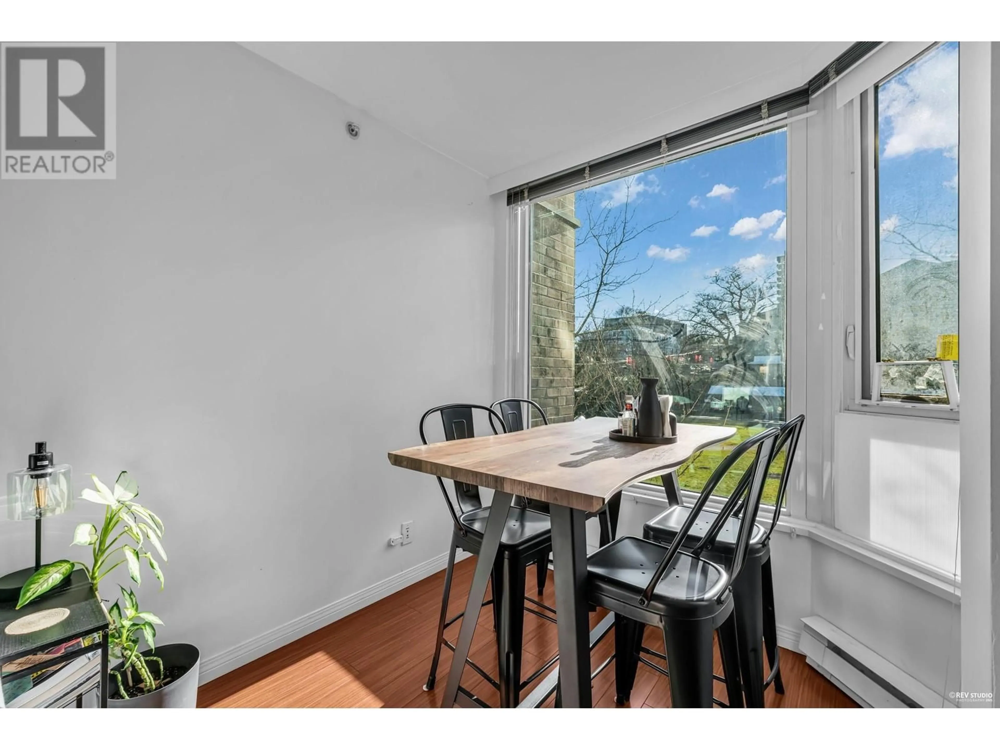 Dining room, wood/laminate floor for 301 - 500 10TH AVENUE, Vancouver British Columbia V5Z4P1