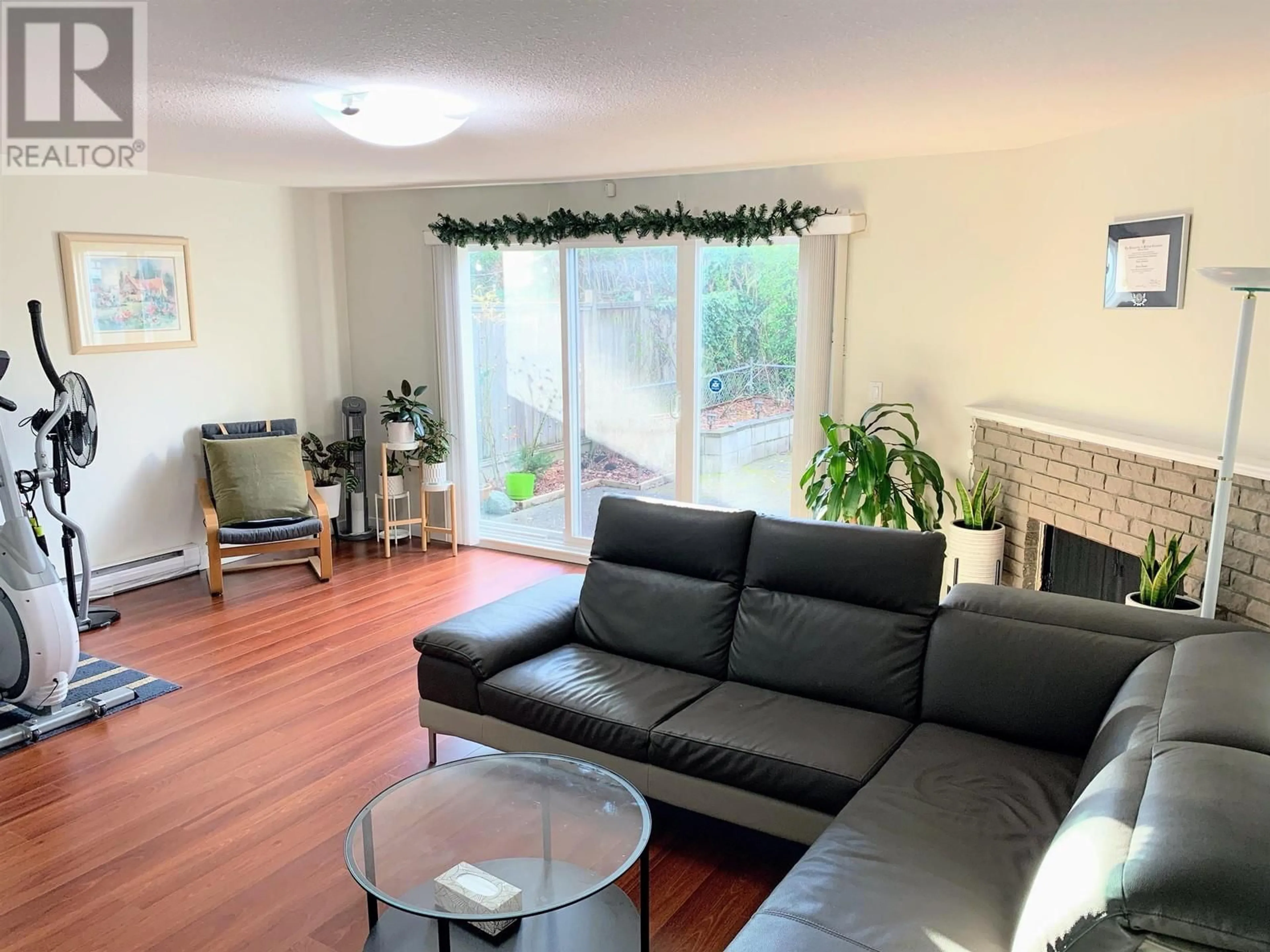Living room with furniture, wood/laminate floor for 3 - 3051 SPRINGFIELD DRIVE, Richmond British Columbia V7E1Y9