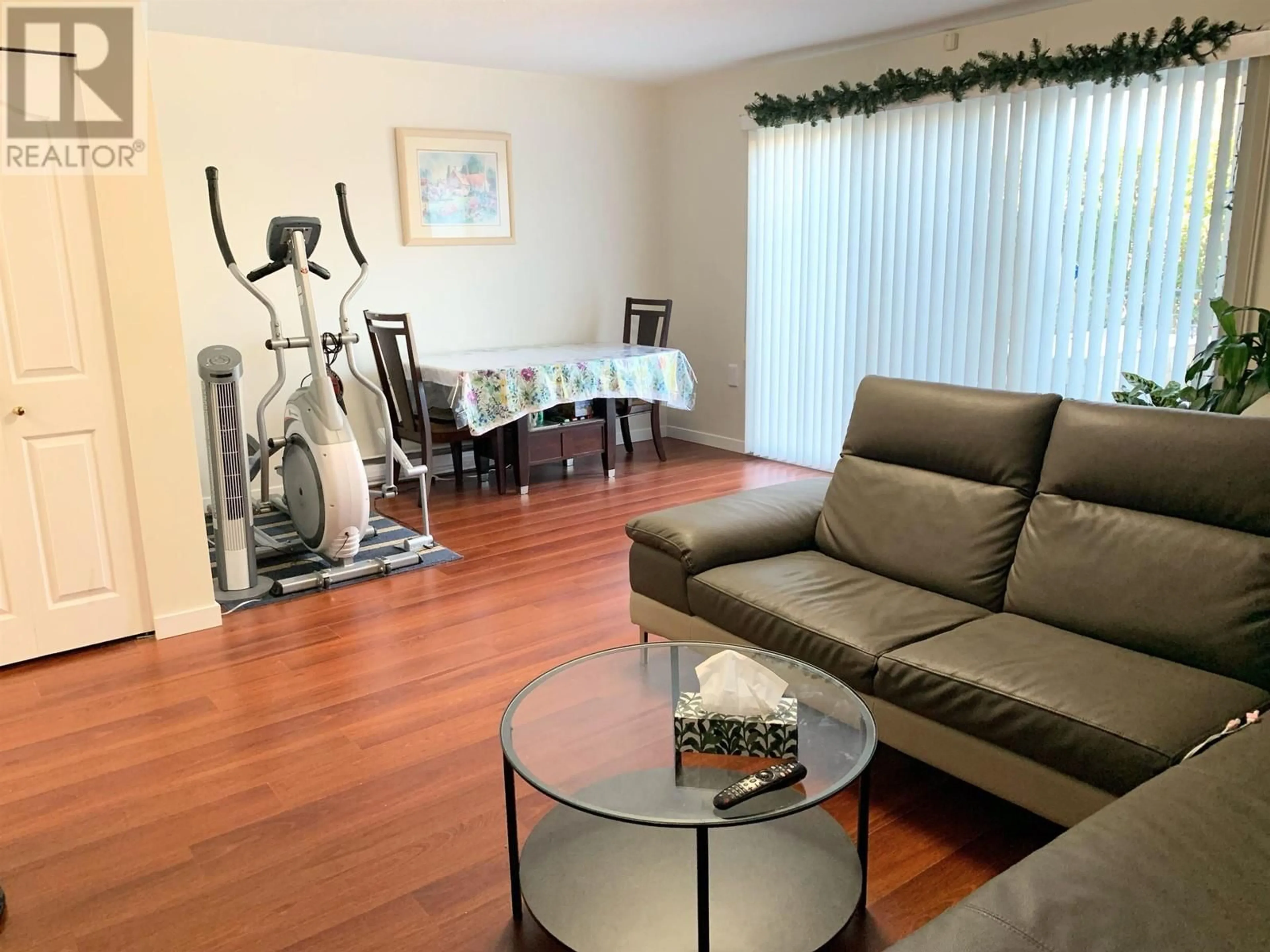 Living room with furniture, wood/laminate floor for 3 - 3051 SPRINGFIELD DRIVE, Richmond British Columbia V7E1Y9