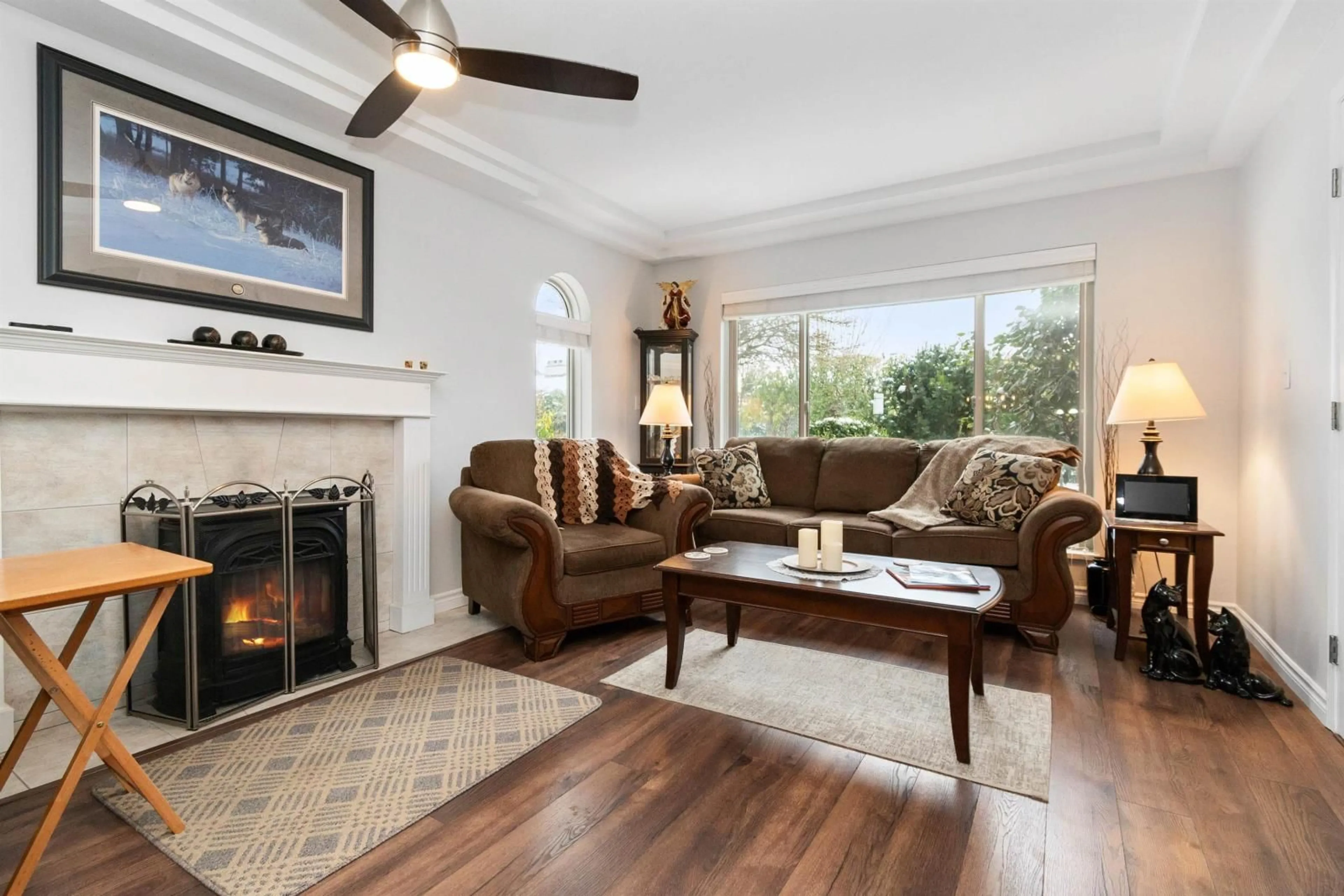 Living room with furniture, wood/laminate floor for 102 46325 RIVERSIDE DRIVE|Chilliwack Pro, Chilliwack British Columbia V2P3L2