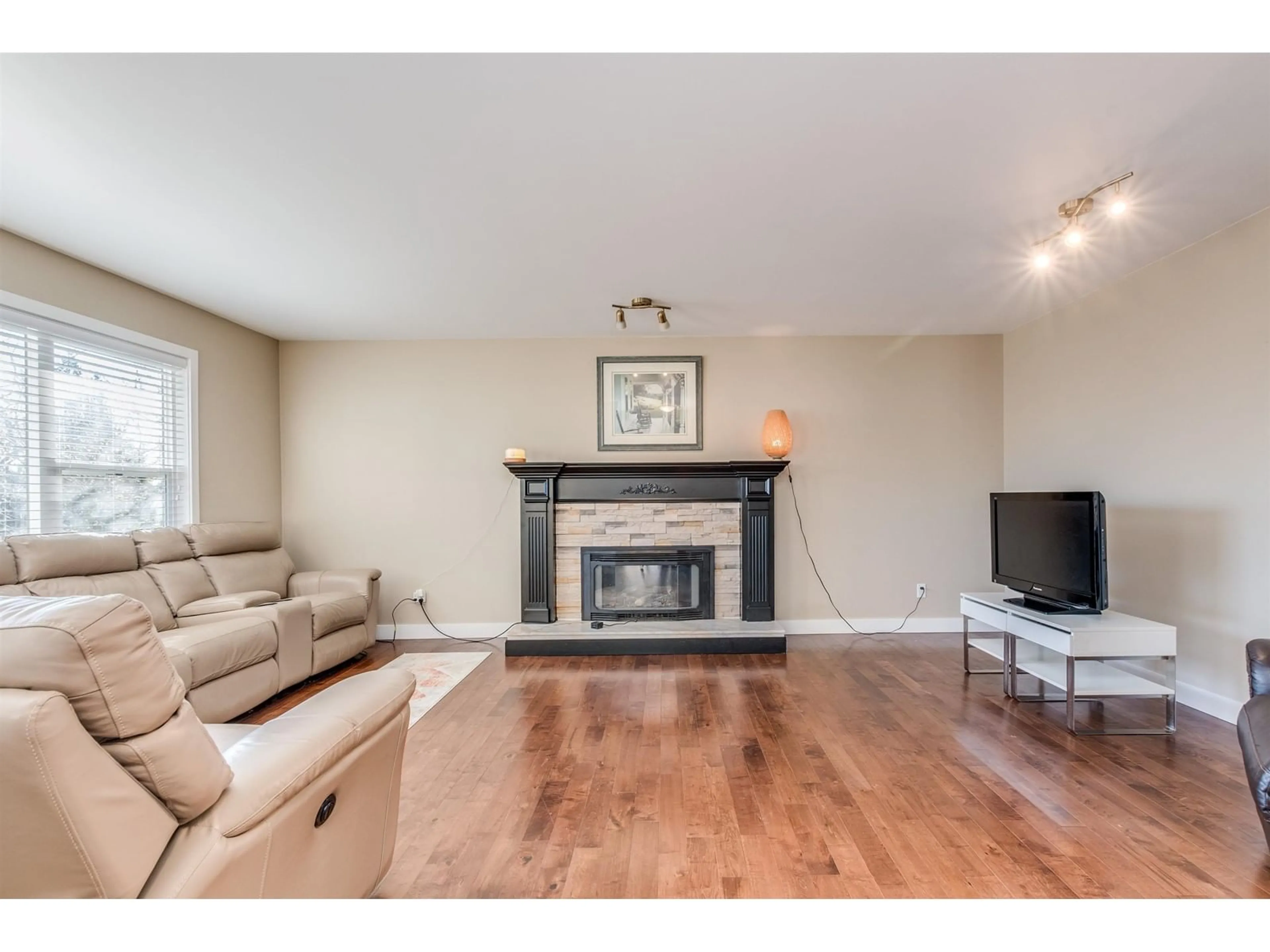 Living room with furniture, wood/laminate floor for 15825 101 AVENUE, Surrey British Columbia V4N2S6