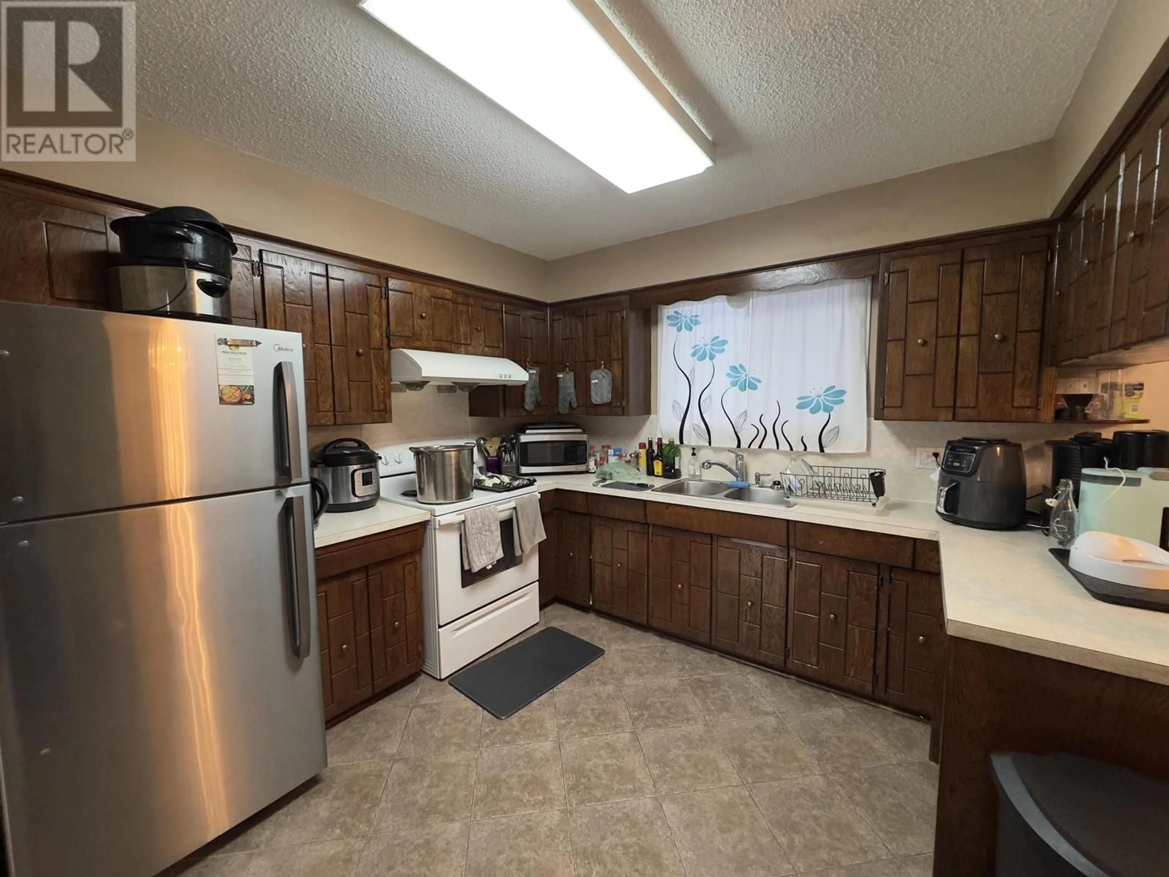 Standard kitchen, ceramic/tile floor for 427 MIDNIGHT DRIVE, Williams Lake British Columbia V2G4E4