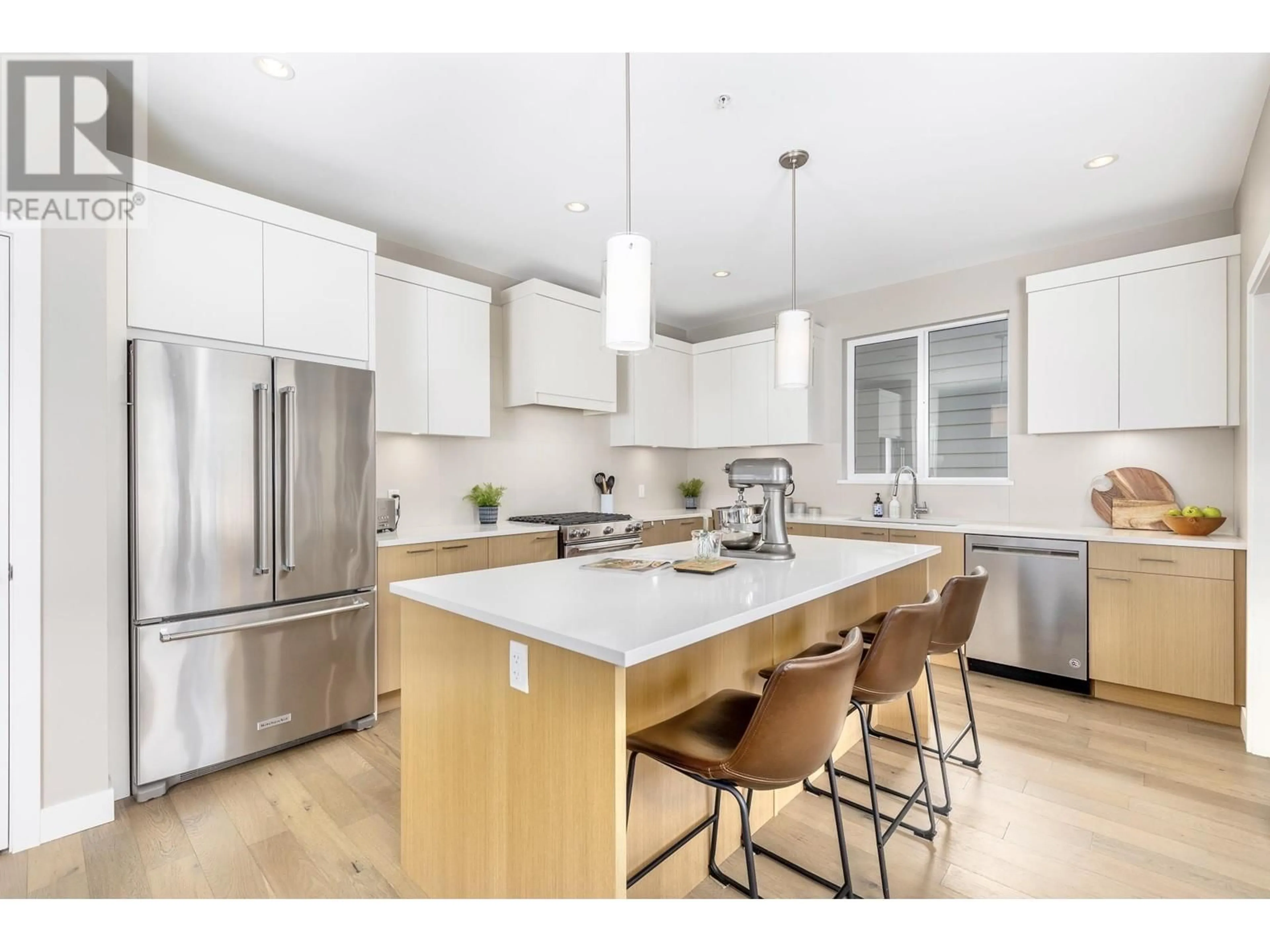 Open concept kitchen, wood/laminate floor for 1709 SPARROW WAY, Squamish British Columbia V8B0V3