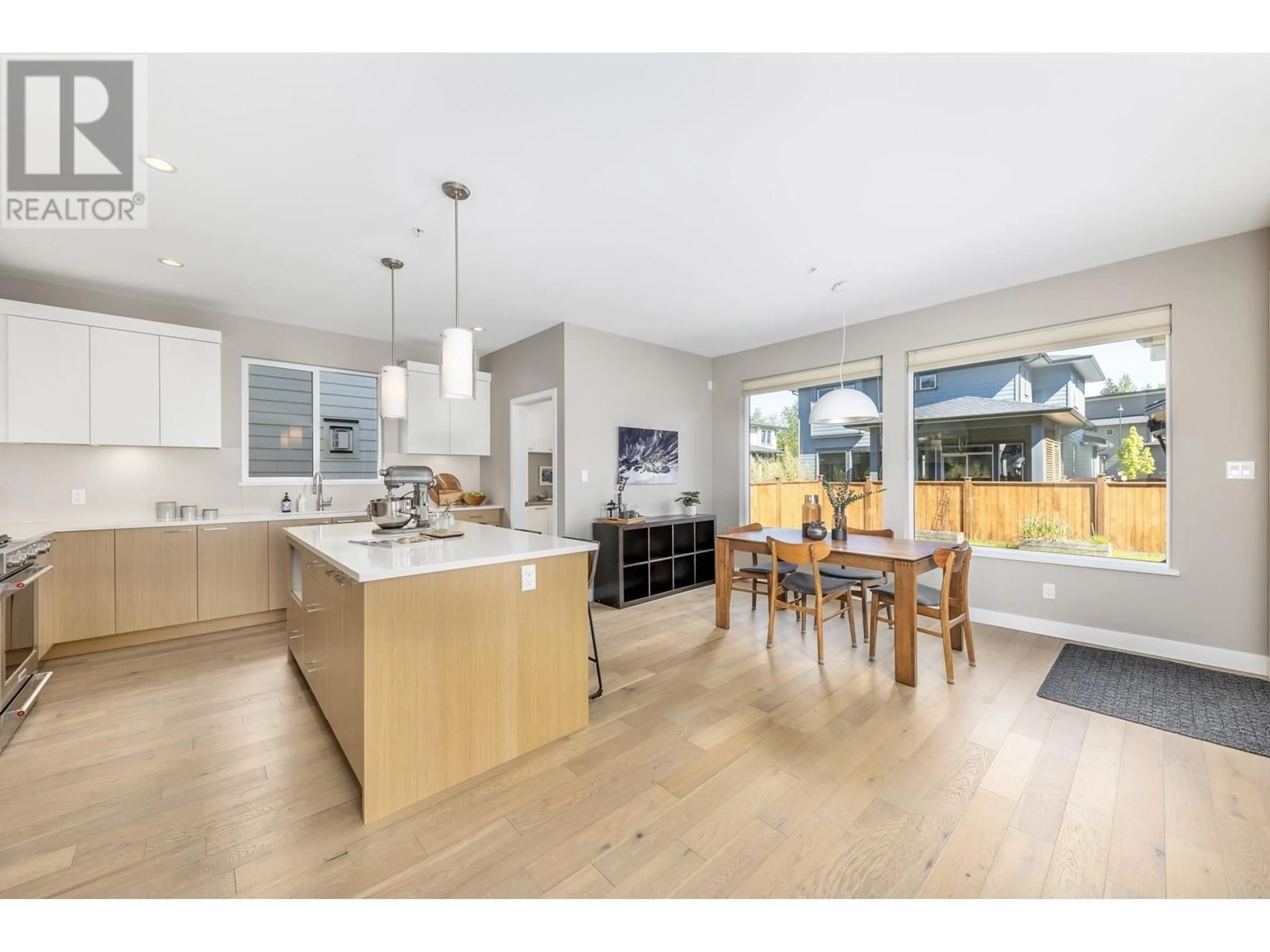 Open concept kitchen, wood/laminate floor for 1709 SPARROW WAY, Squamish British Columbia V8B0V3