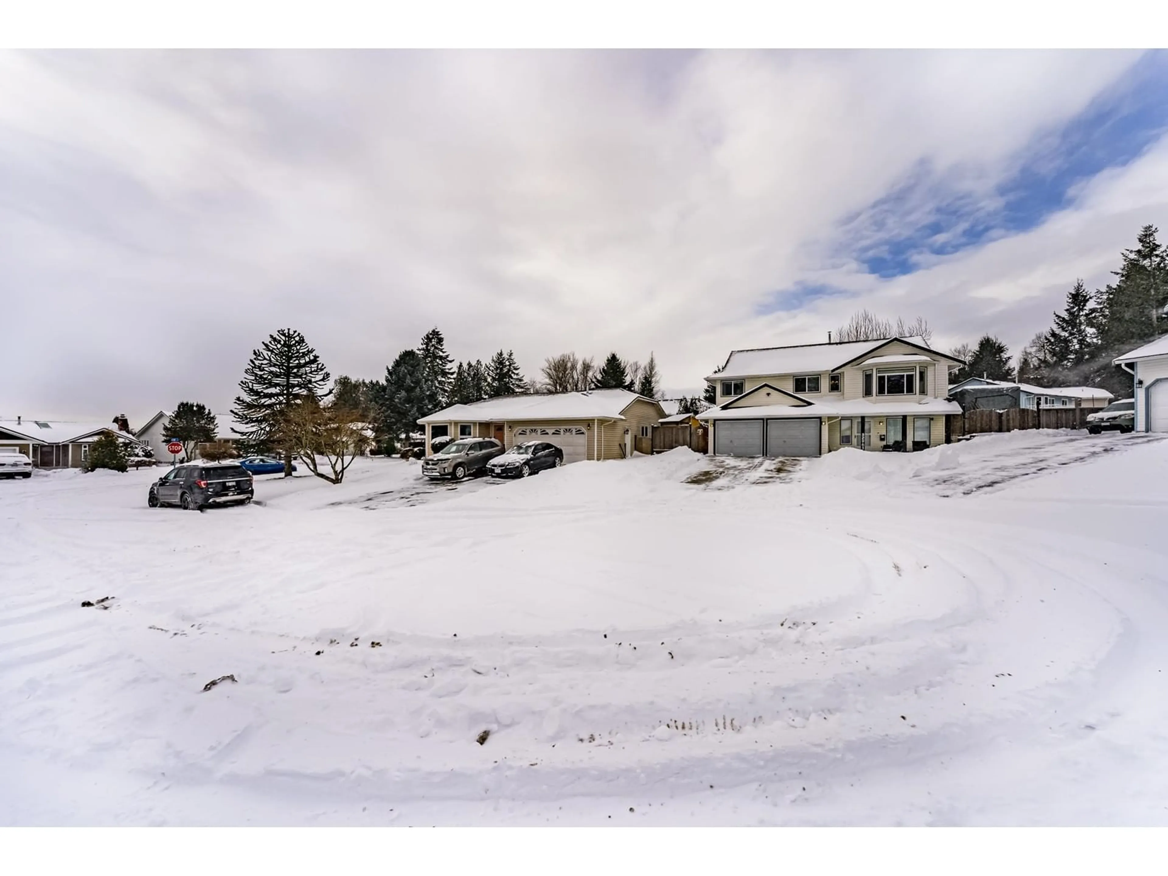 A pic from outside/outdoor area/front of a property/back of a property/a pic from drone, mountain view for 32961 ORCHID PLACE, Mission British Columbia V2V7H9