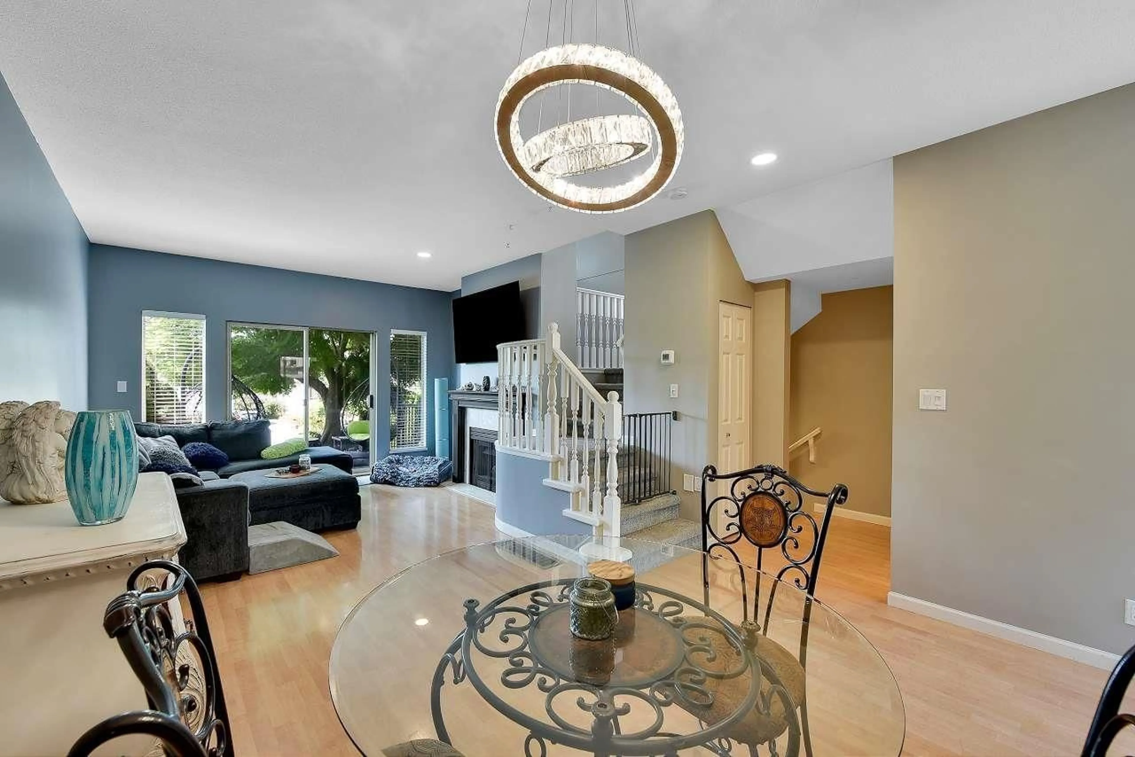 Indoor foyer for 15411 RUSSELL AVENUE, White Rock British Columbia V4B2R5