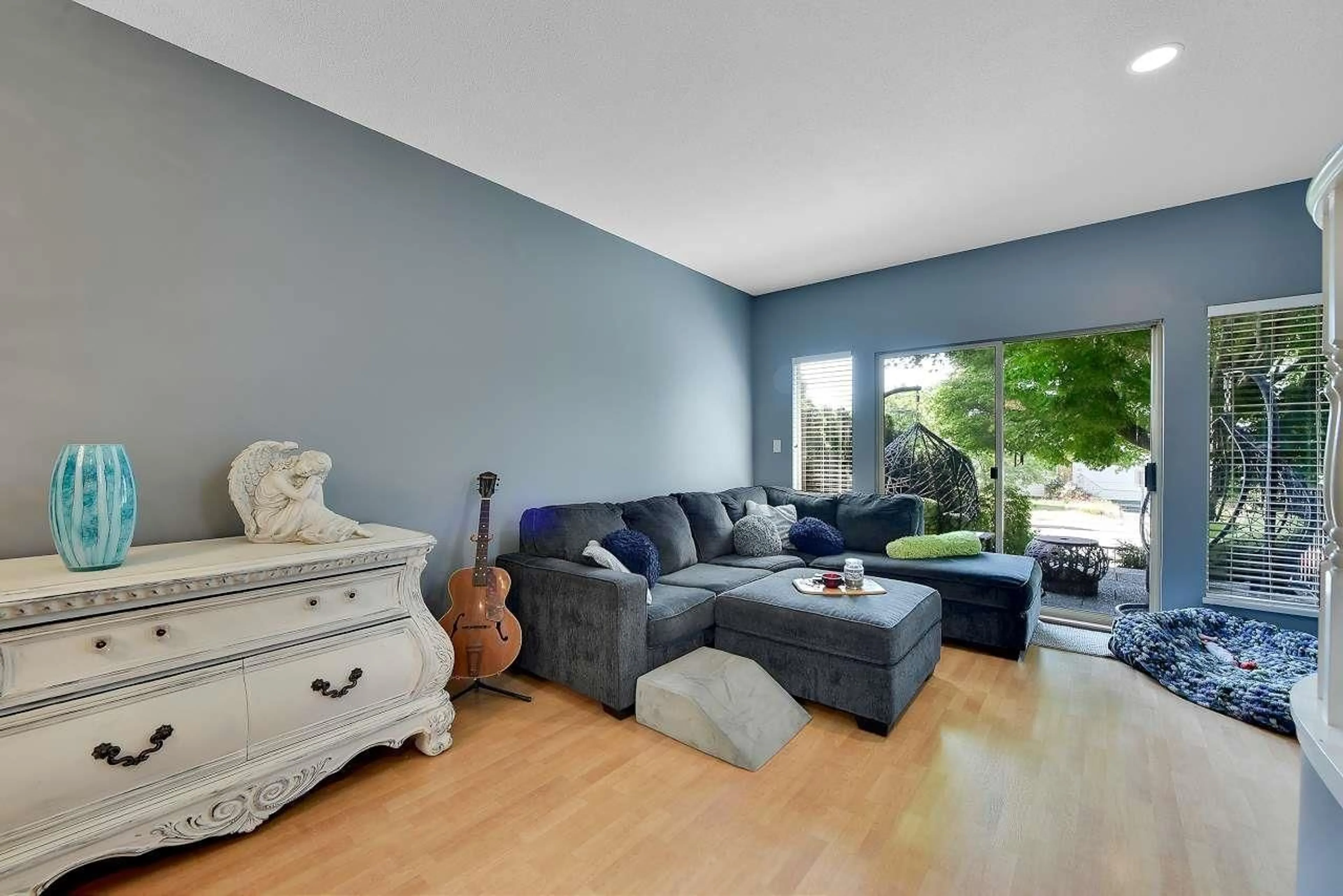 Living room with furniture, unknown for 15411 RUSSELL AVENUE, White Rock British Columbia V4B2R5