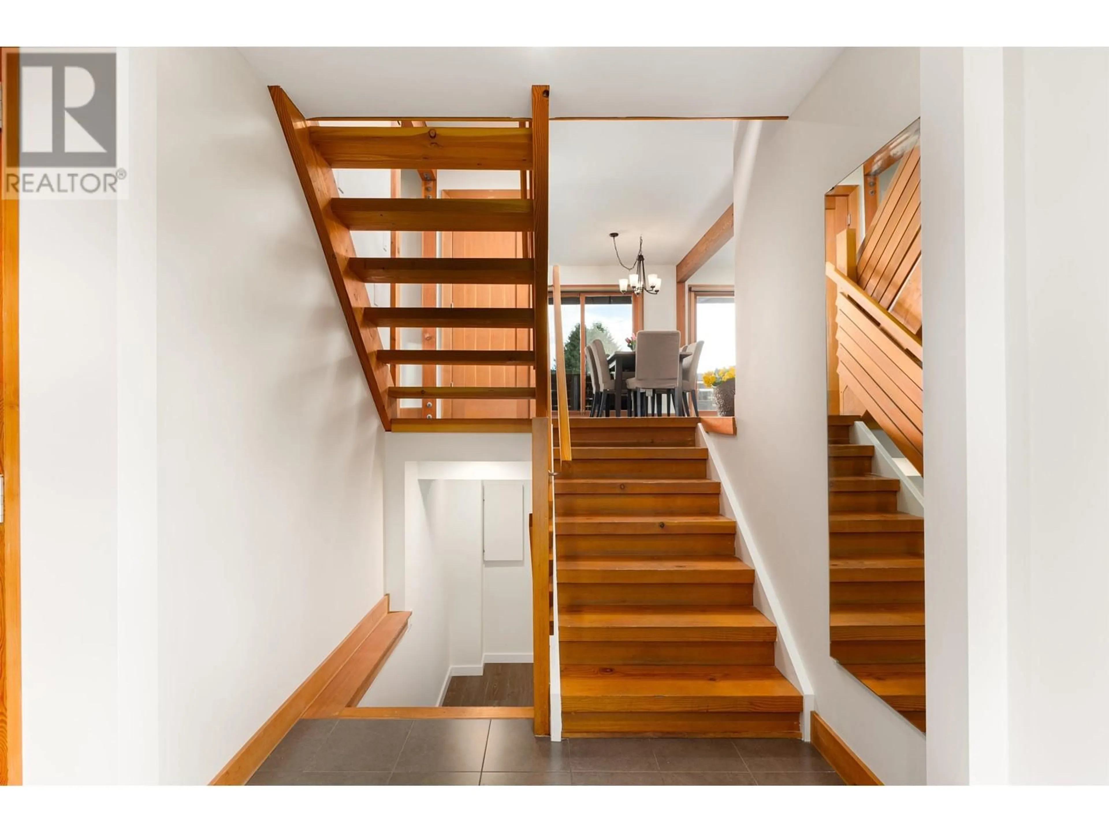 Stairs for 2436 MATHERS AVENUE, West Vancouver British Columbia V7V2H8