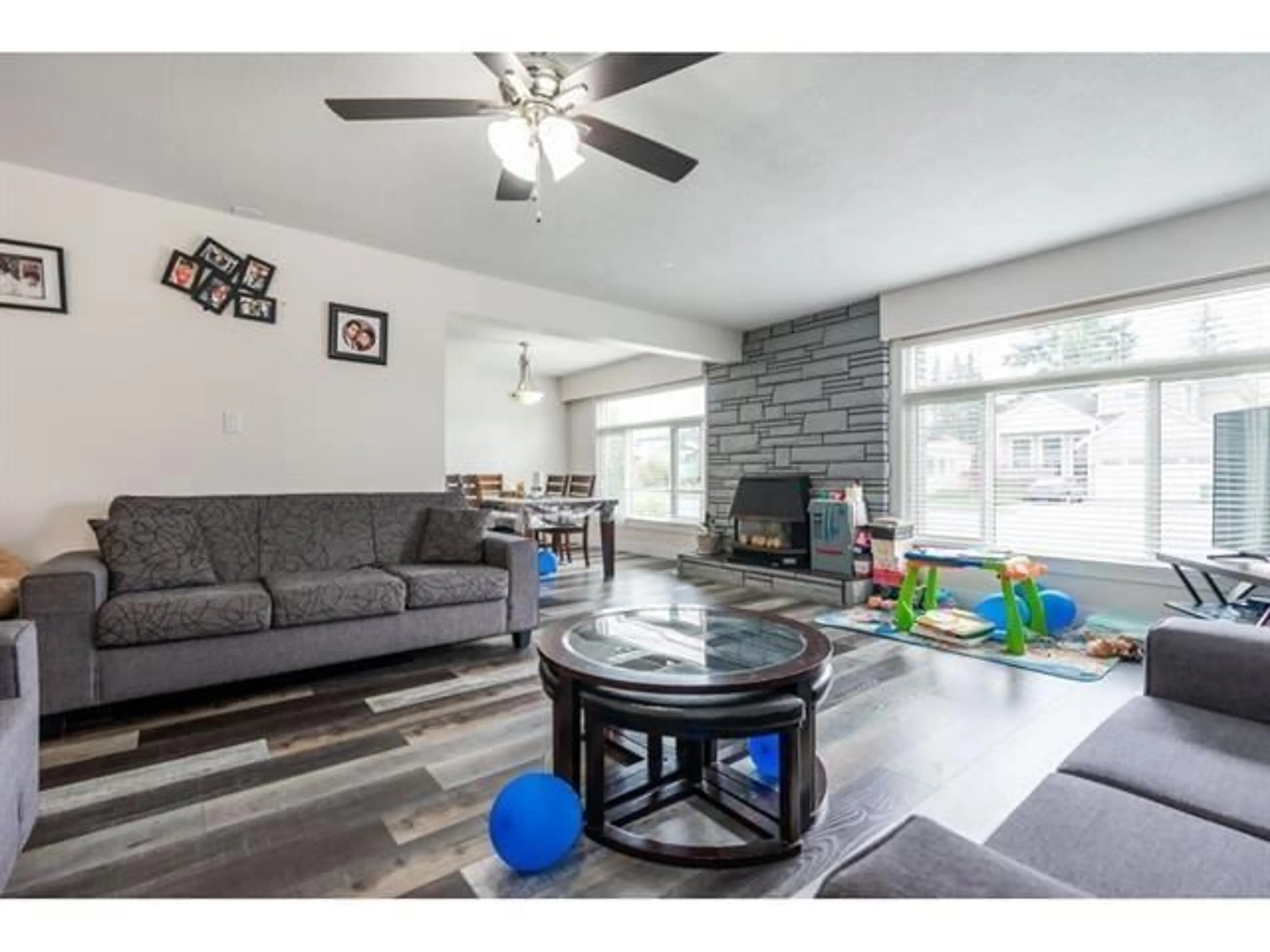 Living room with furniture, unknown for 32193 PEARDONVILLE, Abbotsford British Columbia V2T1M4