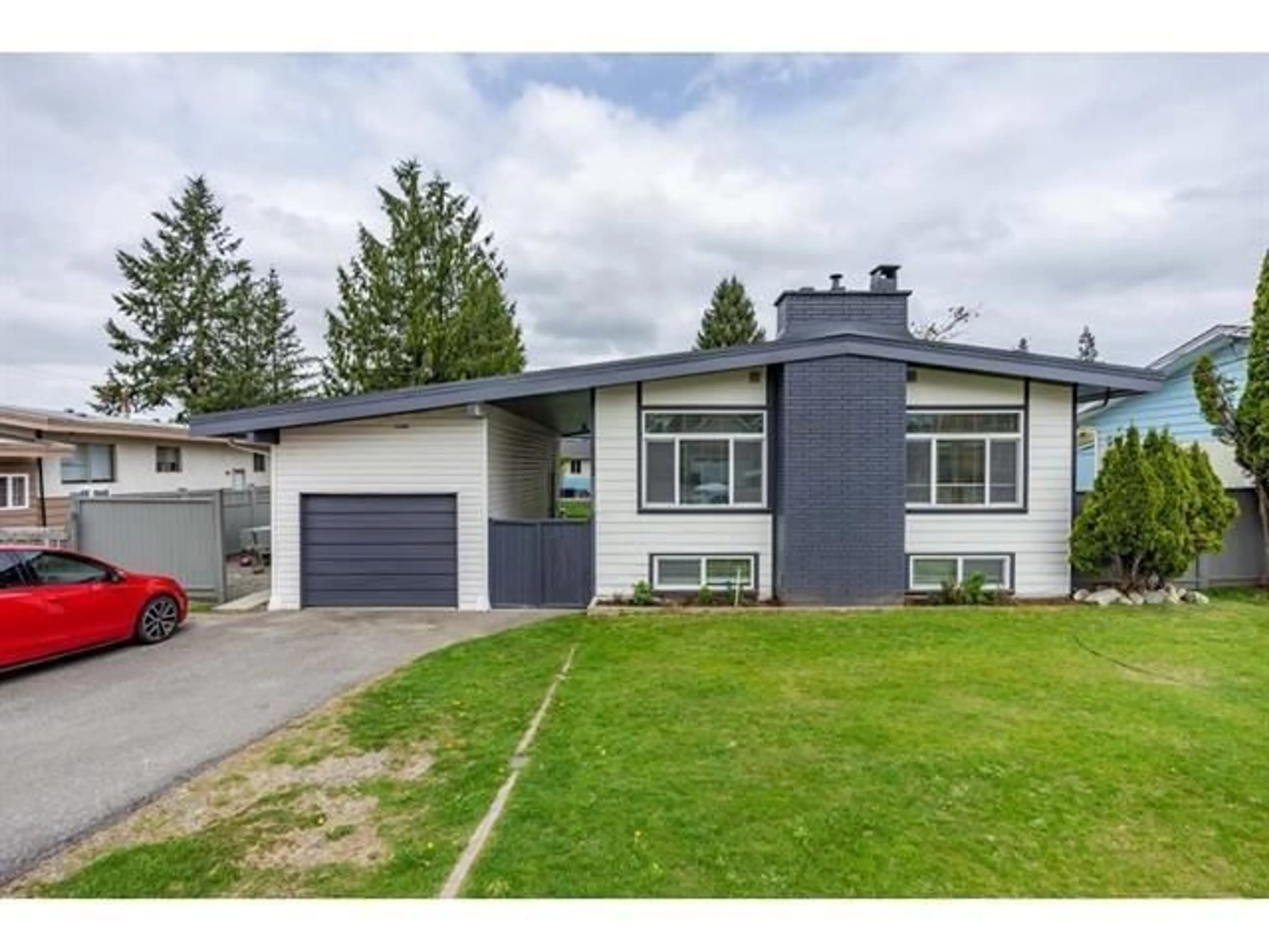 Home with vinyl exterior material, street for 32193 PEARDONVILLE ROAD, Abbotsford British Columbia V2T1M4