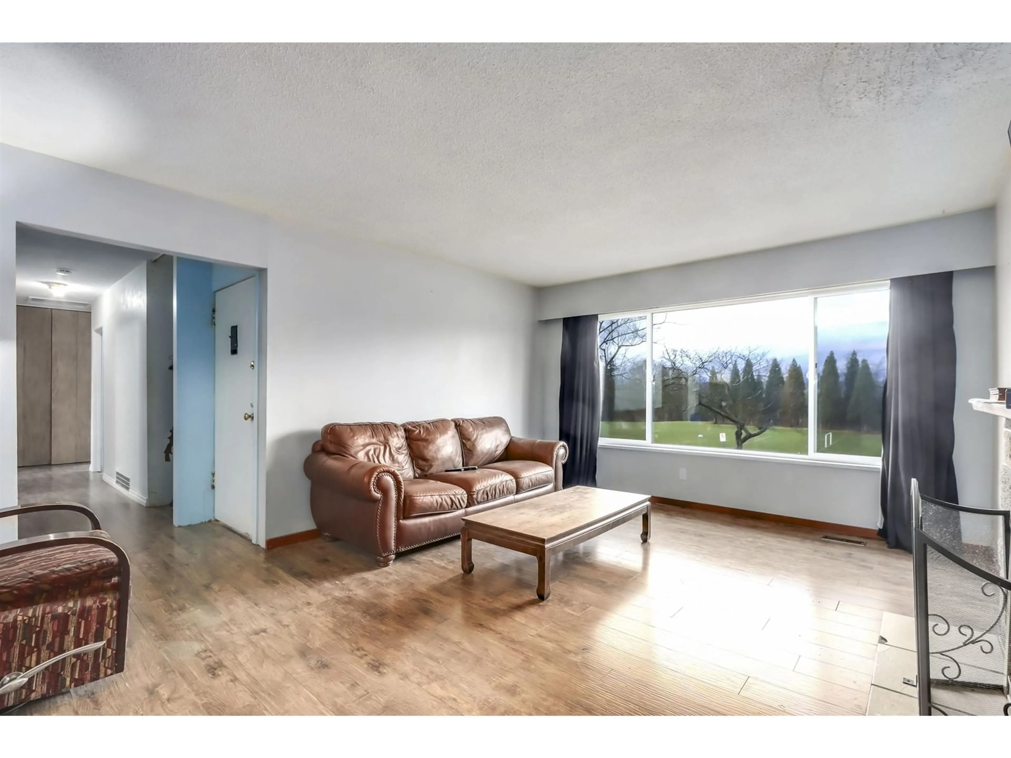 Living room with furniture, wood/laminate floor for 15058 ROBIN CRESCENT, Surrey British Columbia V3R4X8