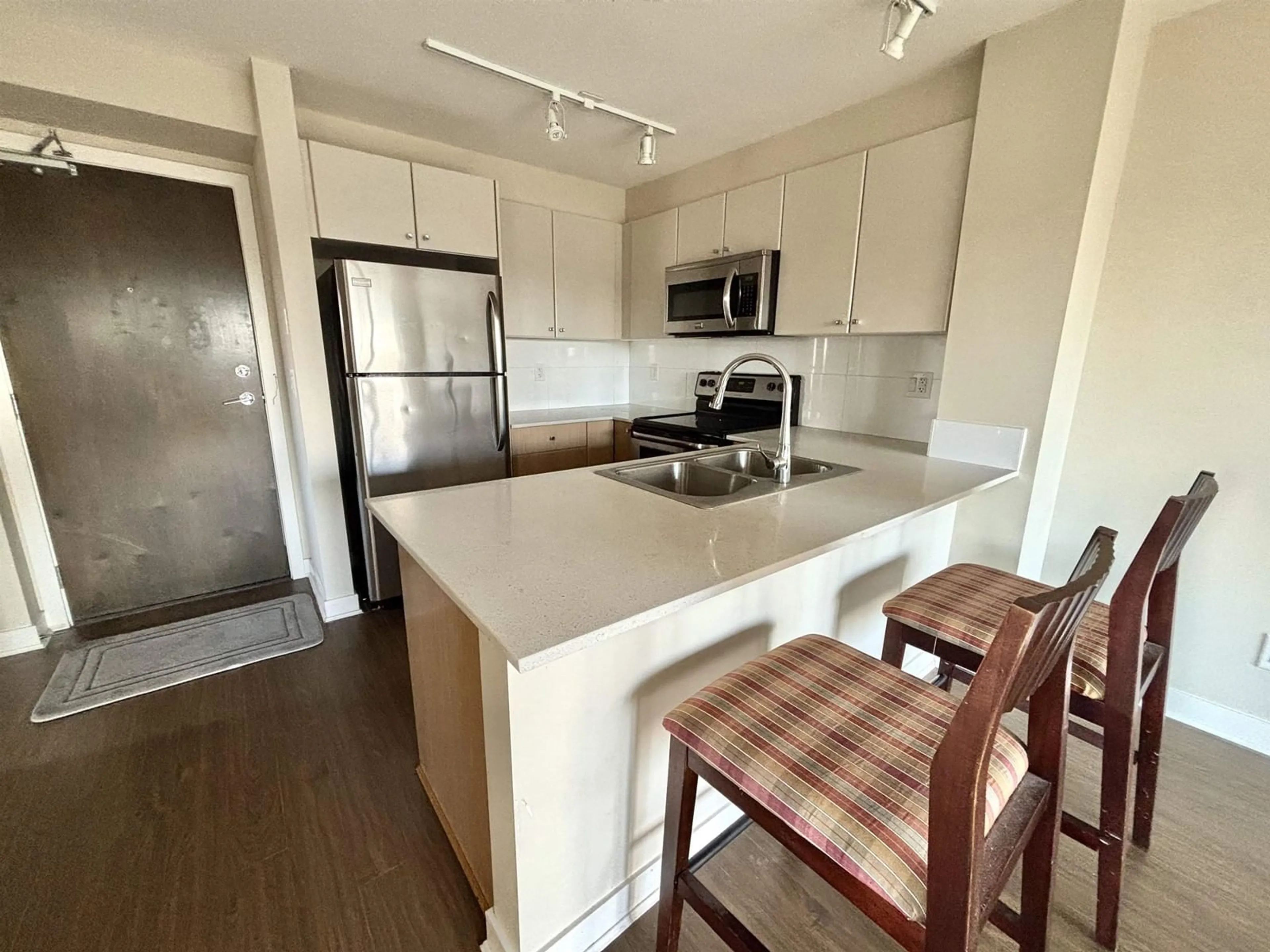 Standard kitchen, unknown for 304 - 13740 75A, Surrey British Columbia V3W0E8
