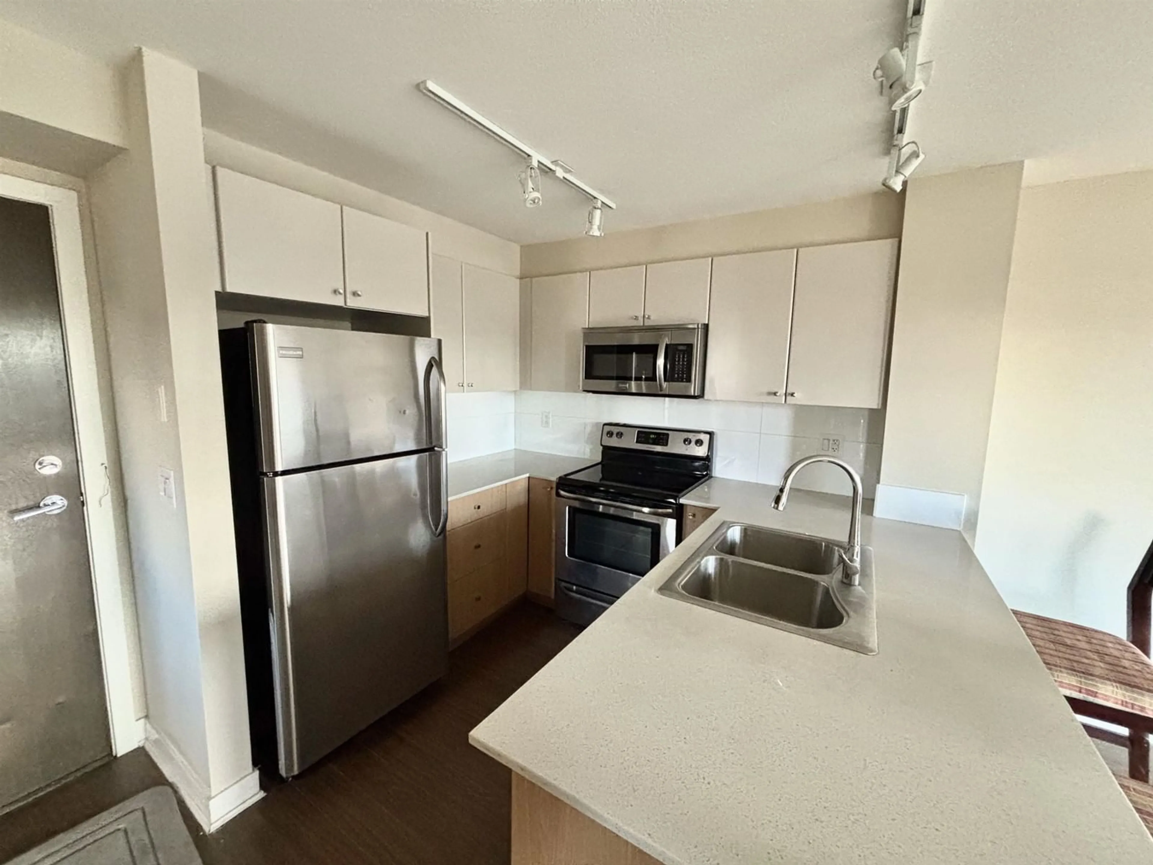 Standard kitchen, unknown for 304 - 13740 75A, Surrey British Columbia V3W0E8