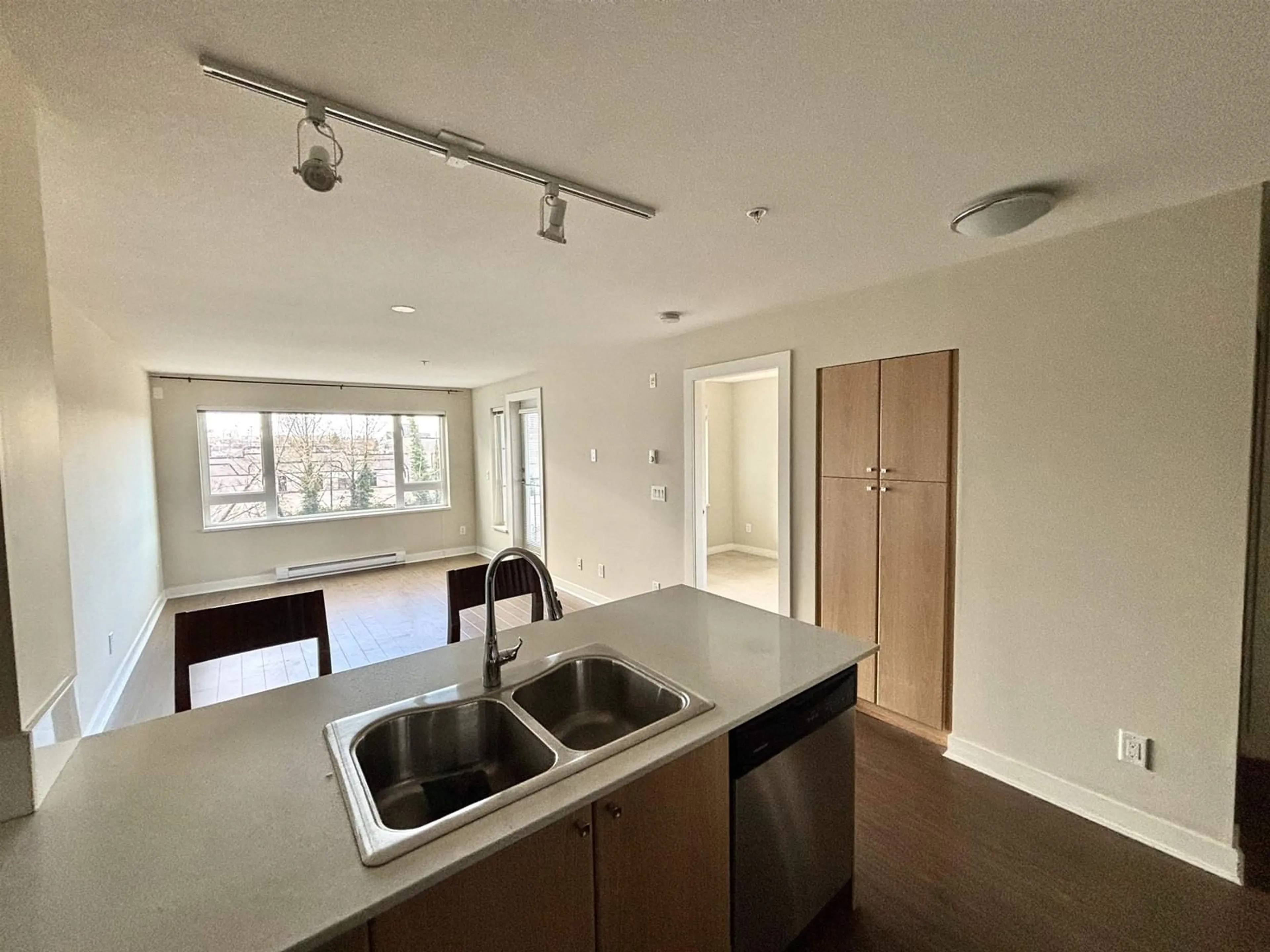 Standard kitchen, unknown for 304 - 13740 75A, Surrey British Columbia V3W0E8