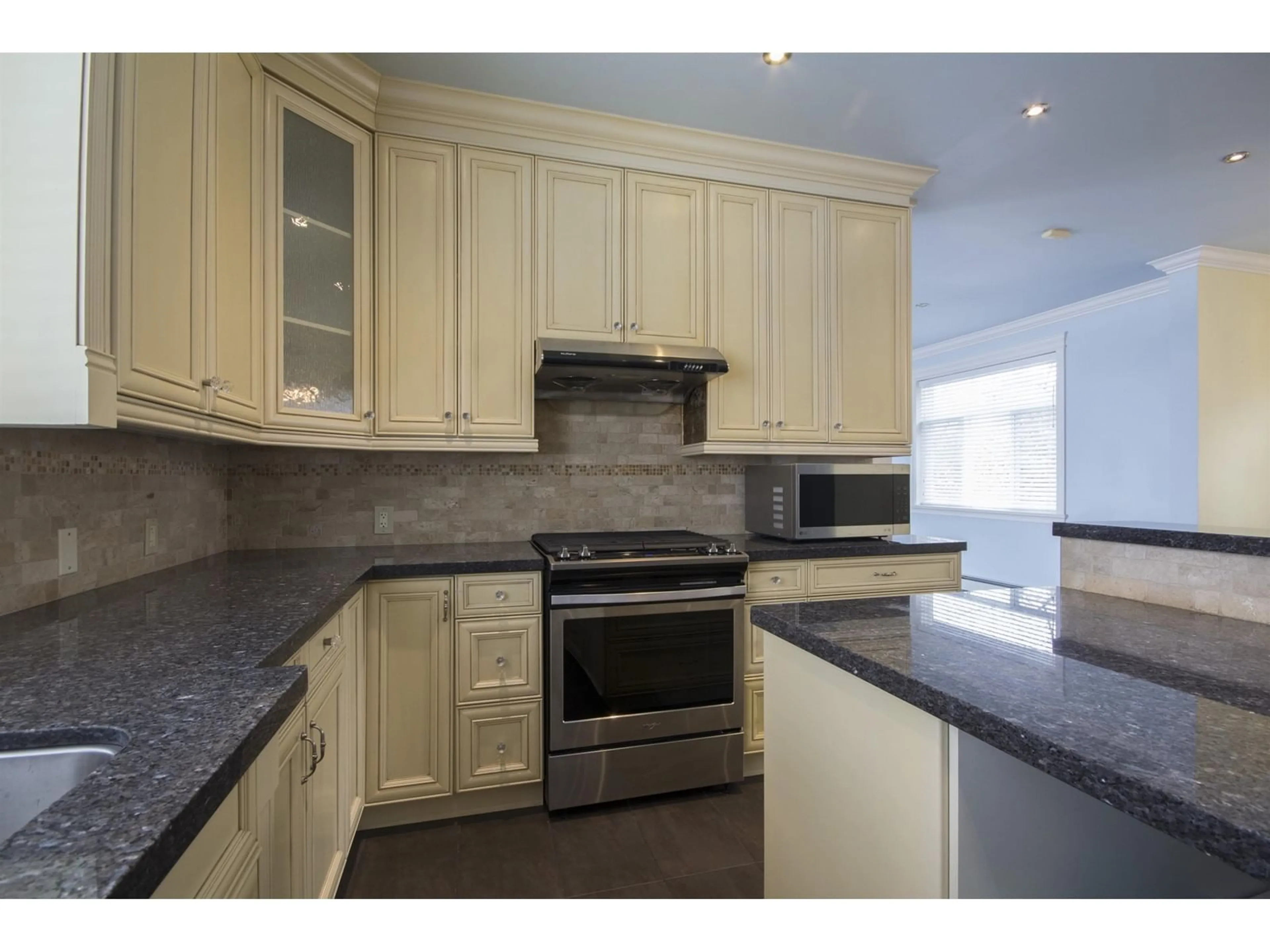 Standard kitchen, unknown for 12136 100A AVENUE, Surrey British Columbia V3V2Y5