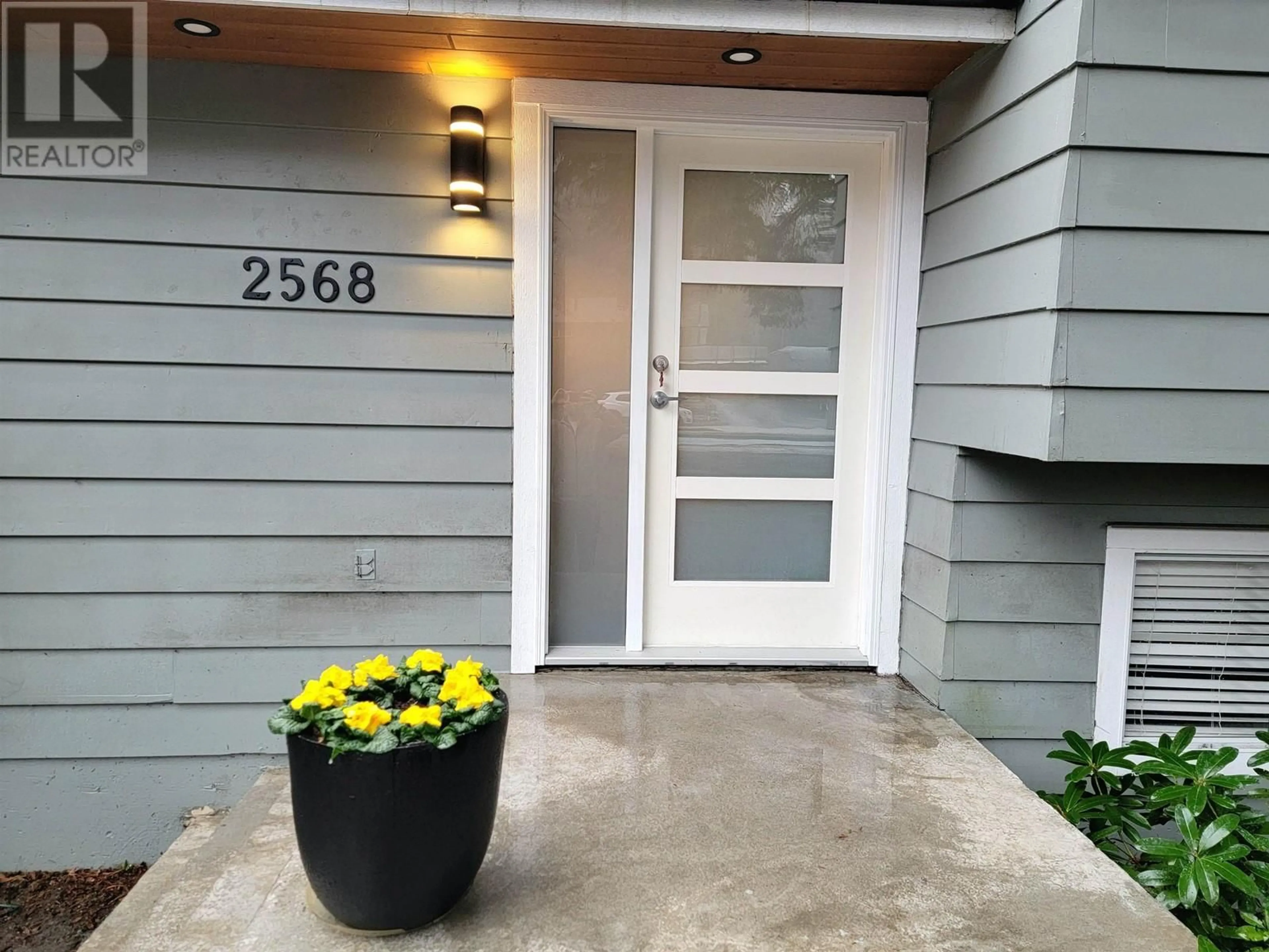 Indoor entryway for 2568 THE BOULEVARD, Squamish British Columbia V0N1T0