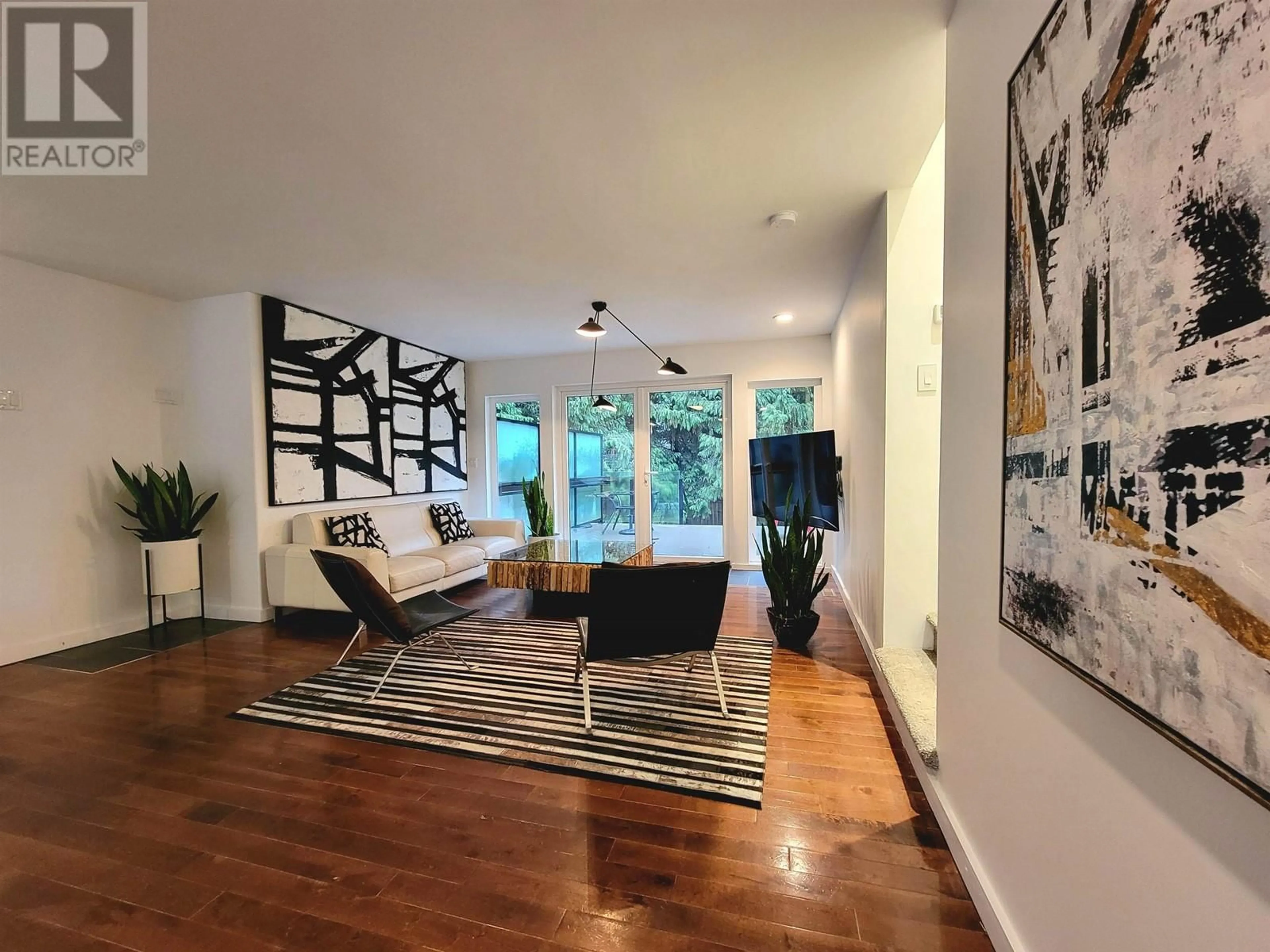 Living room with furniture, wood/laminate floor for 2568 THE BOULEVARD, Squamish British Columbia V0N1T0