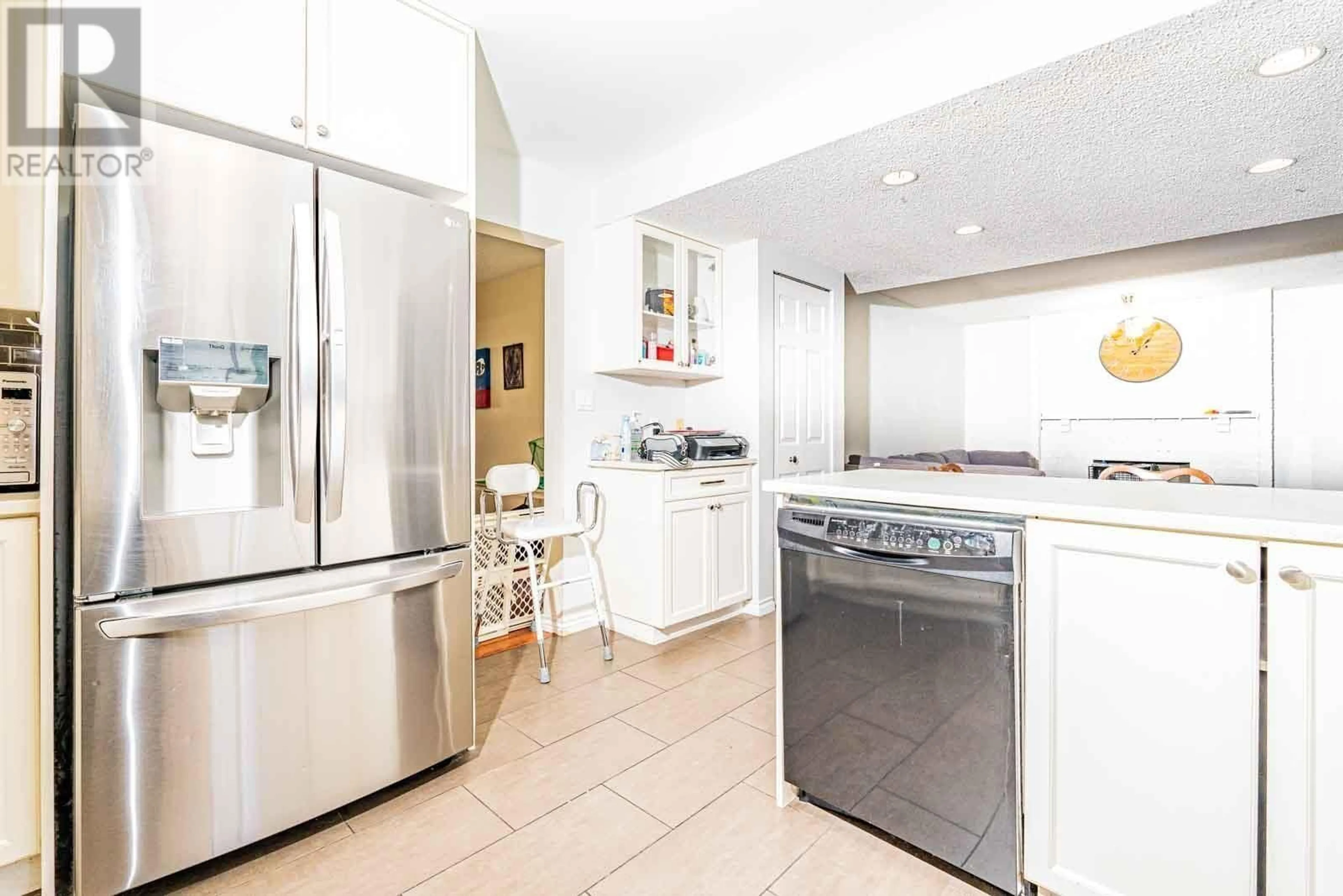 Open concept kitchen, ceramic/tile floor for 9366 KINGSLEY CRESCENT, Richmond British Columbia V7A4W7