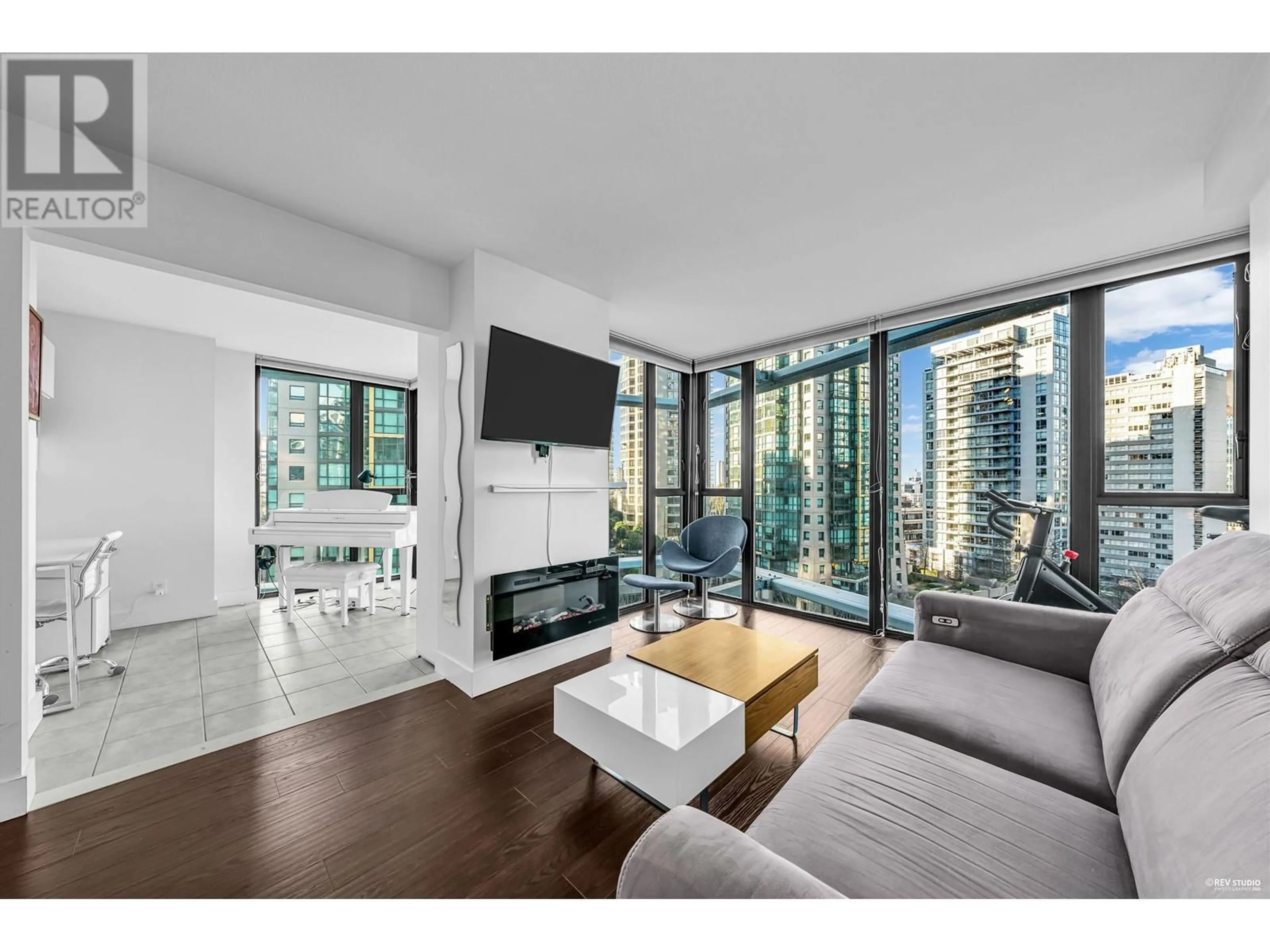 Living room with furniture, wood/laminate floor for 1007 1331 W GEORGIA STREET, Vancouver British Columbia V6E4P1