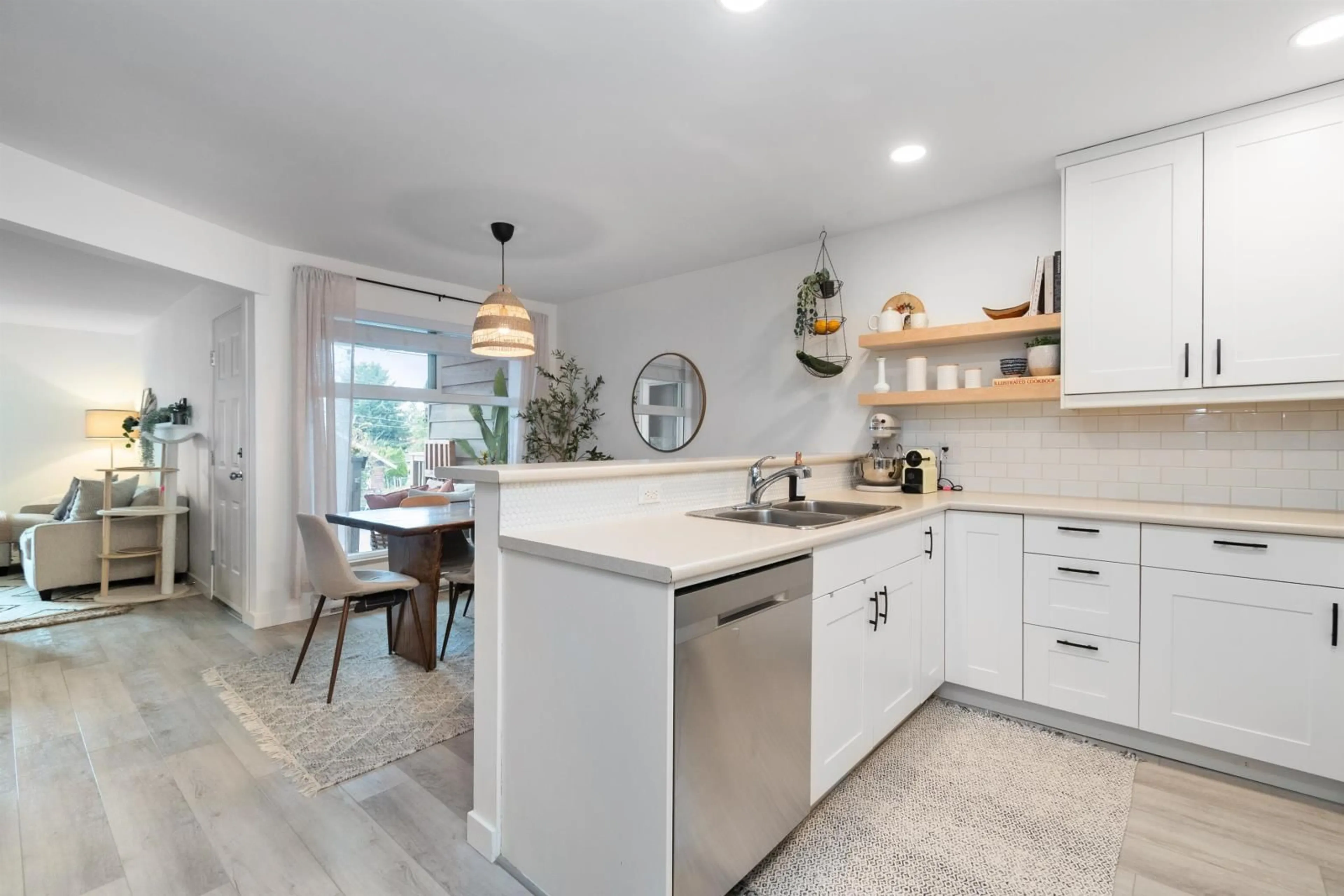 Open concept kitchen, ceramic/tile floor for 4 45720 VICTORIA AVENUE|Chilliwack Prope, Chilliwack British Columbia V2P2T5