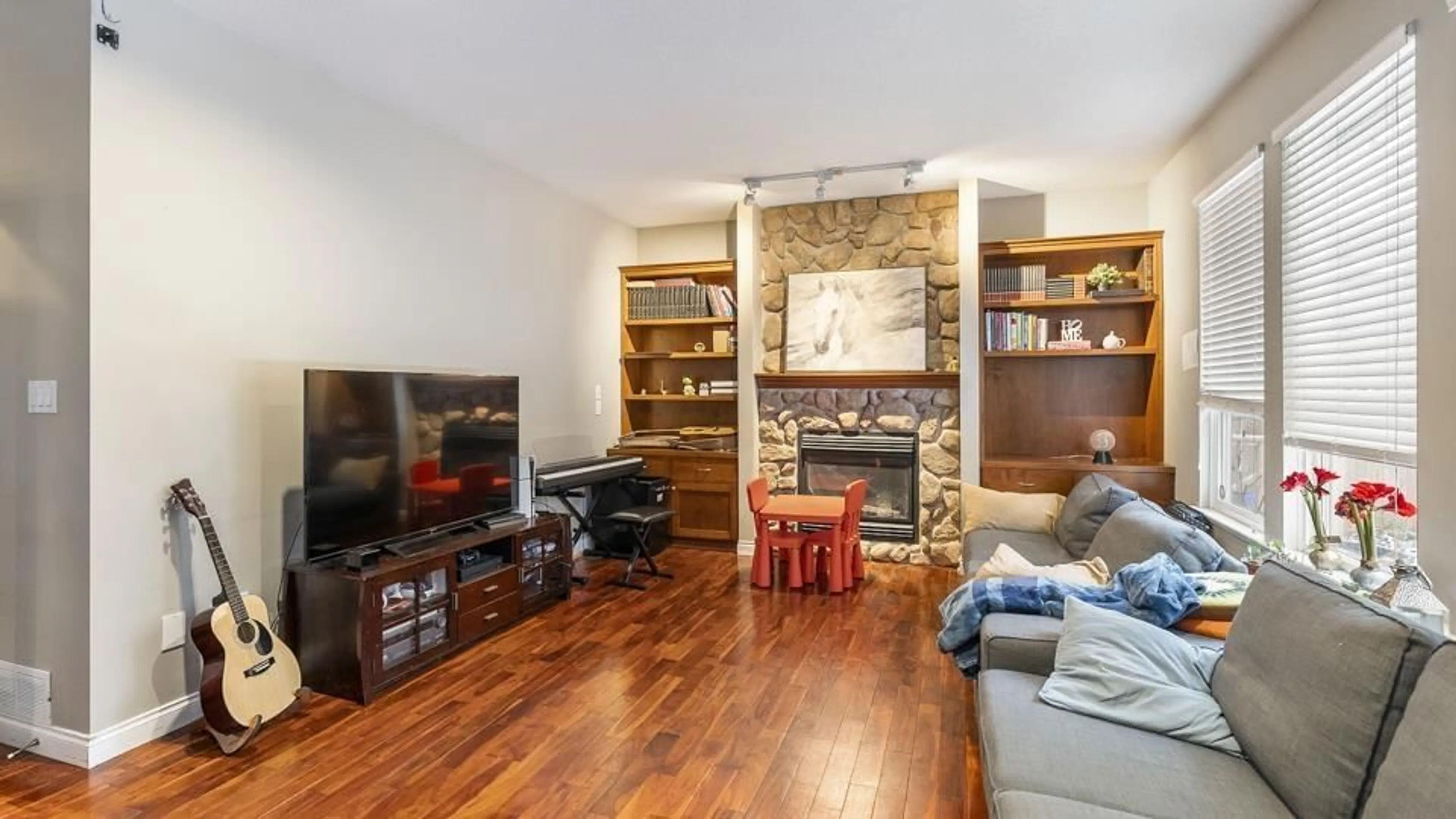 Living room with furniture, wood/laminate floor for 7287 147A STREET, Surrey British Columbia V3S7X6