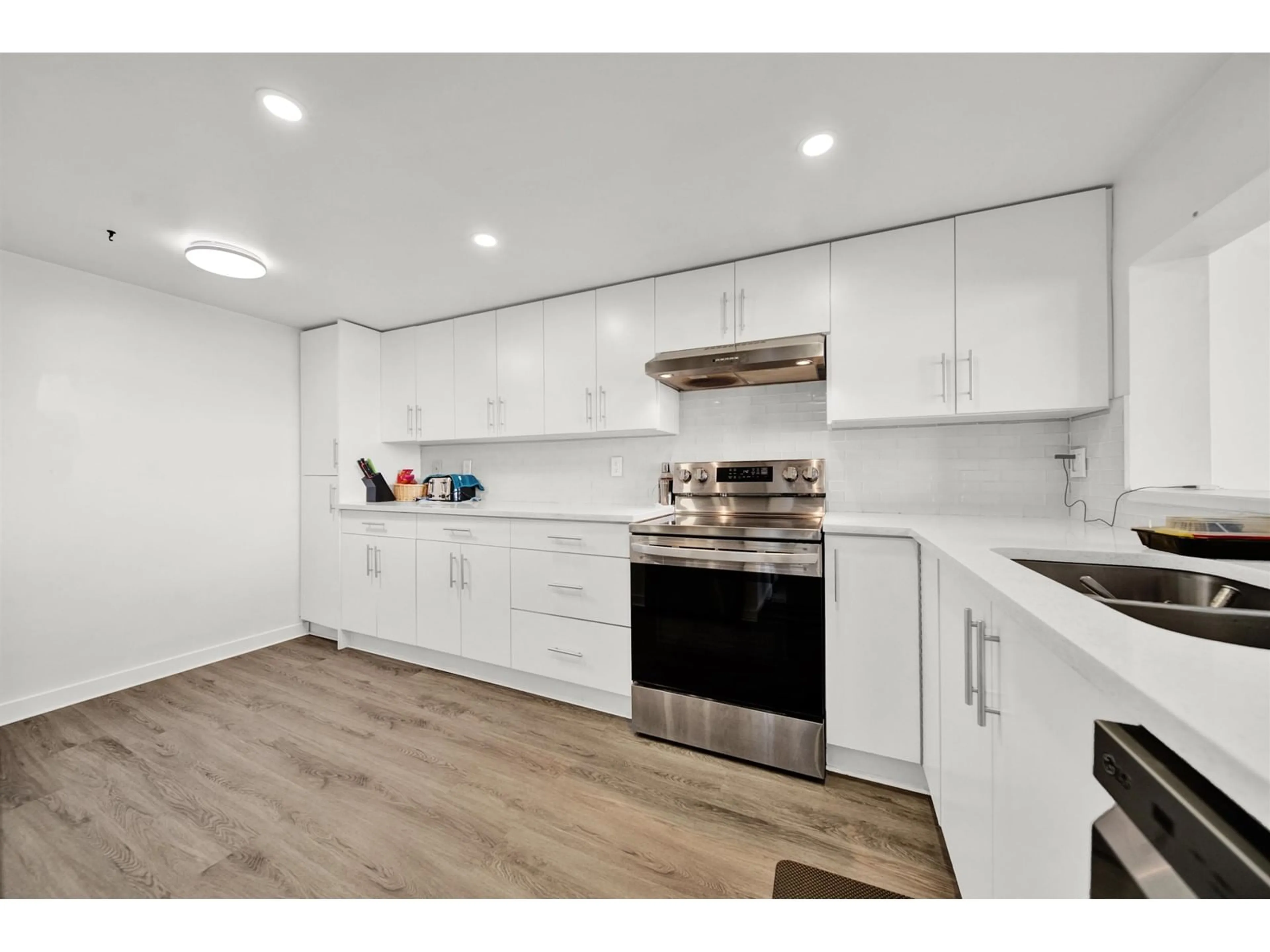 Open concept kitchen, unknown for 1001 - 14881 103A, Surrey British Columbia V3R0M5