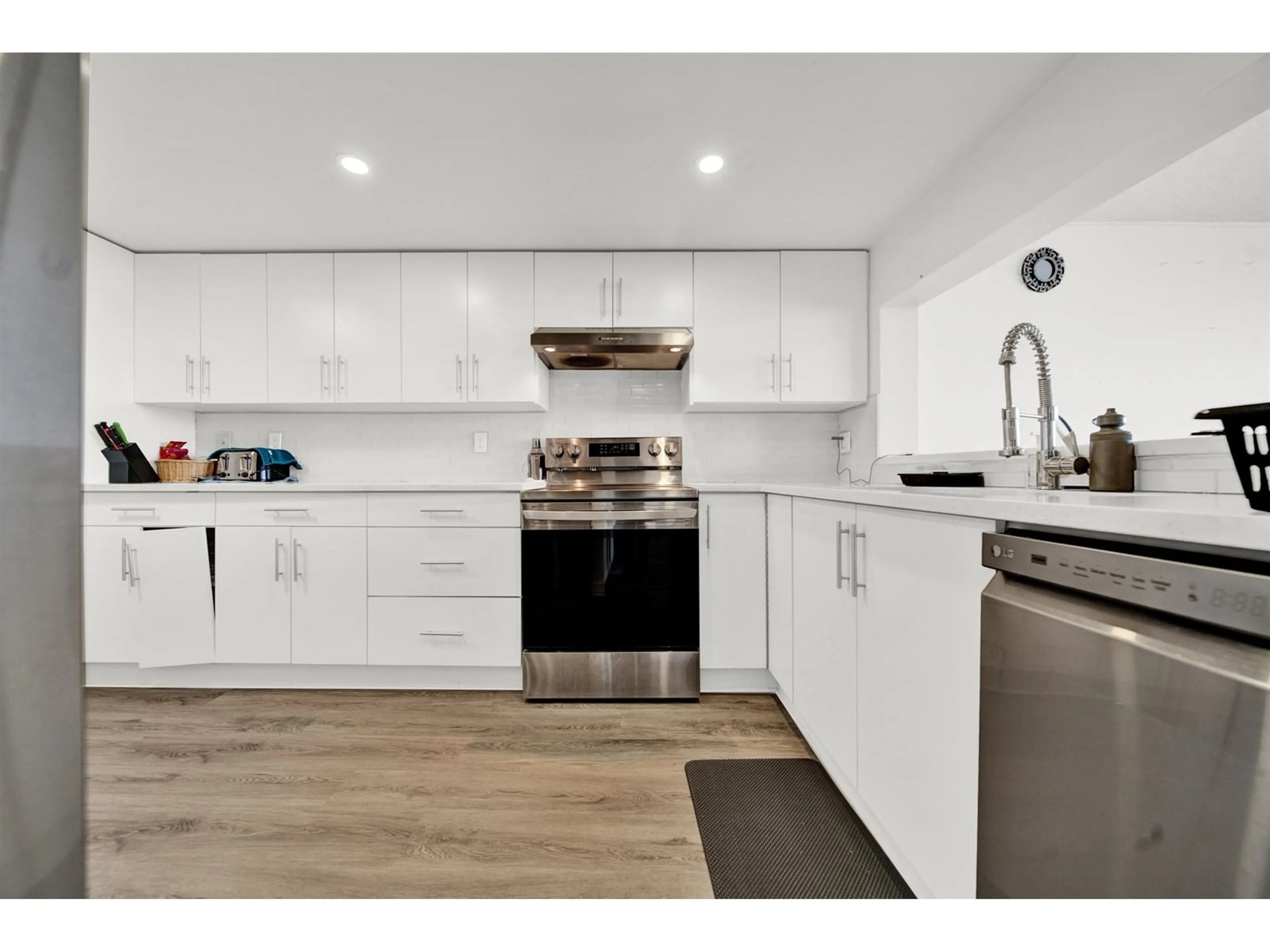 Open concept kitchen, wood/laminate floor for 1001 - 14881 103A, Surrey British Columbia V3R0M5