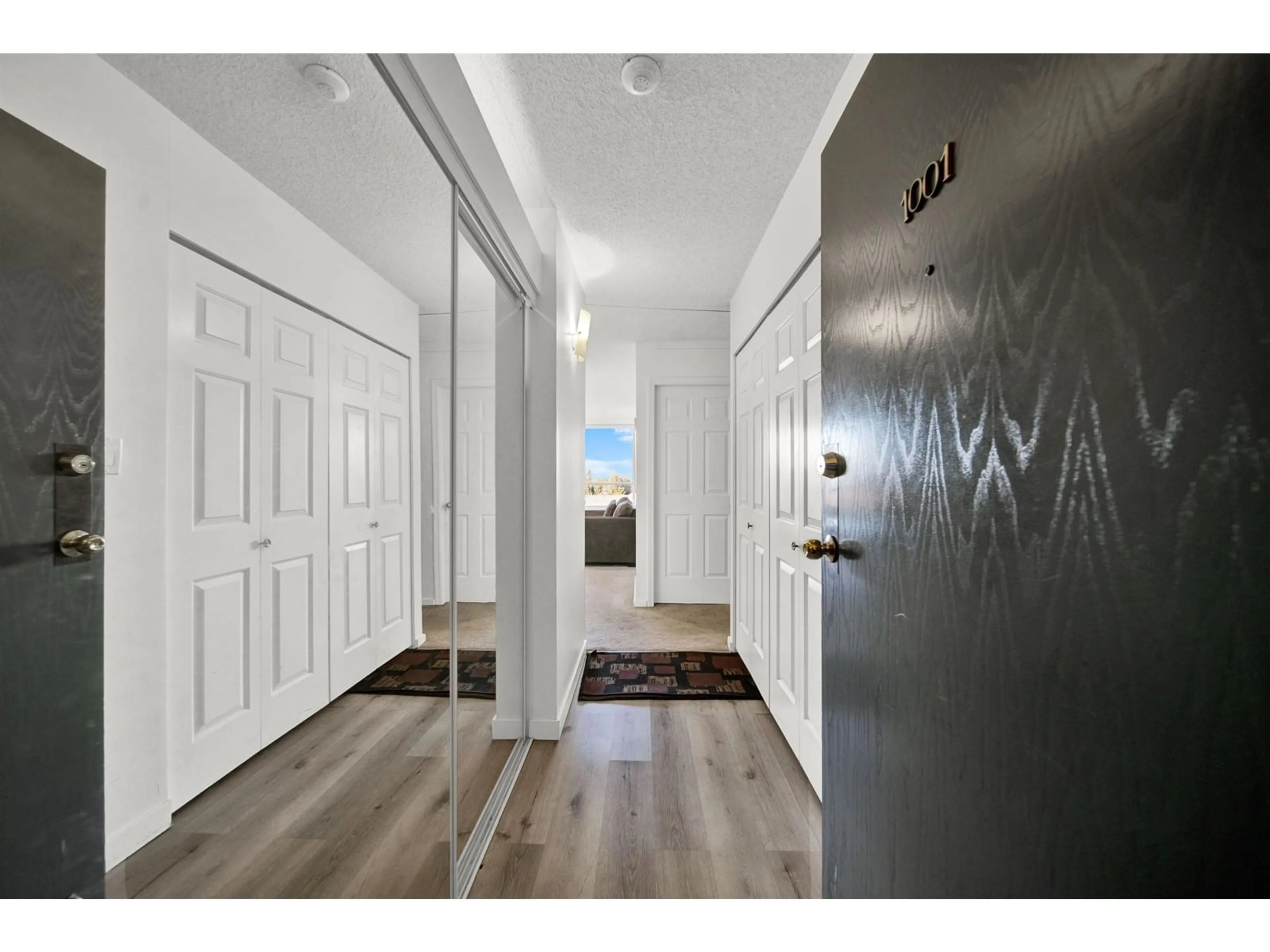 Indoor entryway for 1001 - 14881 103A, Surrey British Columbia V3R0M5
