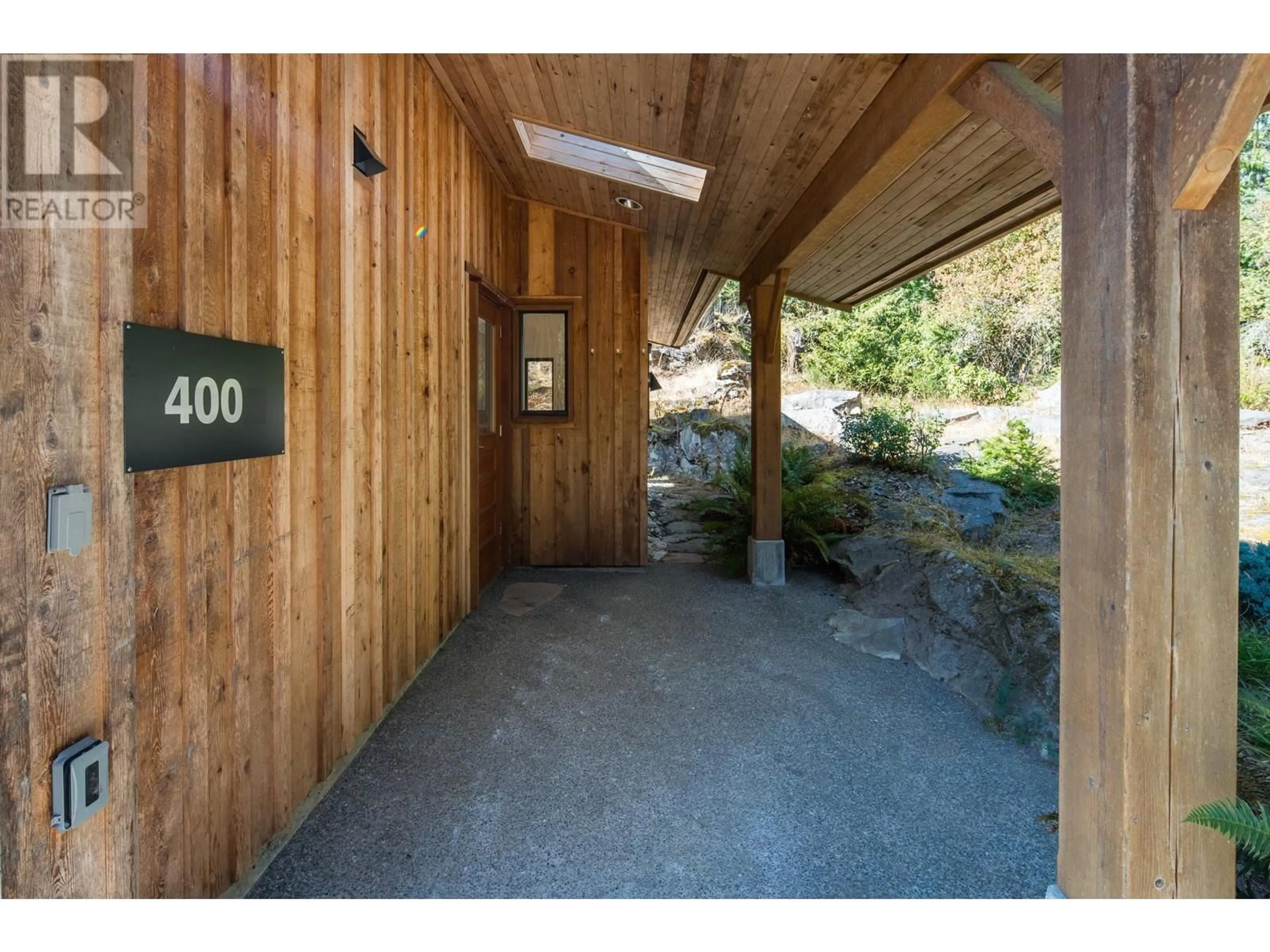Indoor foyer for 400 BAKER ROAD, Salt Spring Island British Columbia V8K2N5