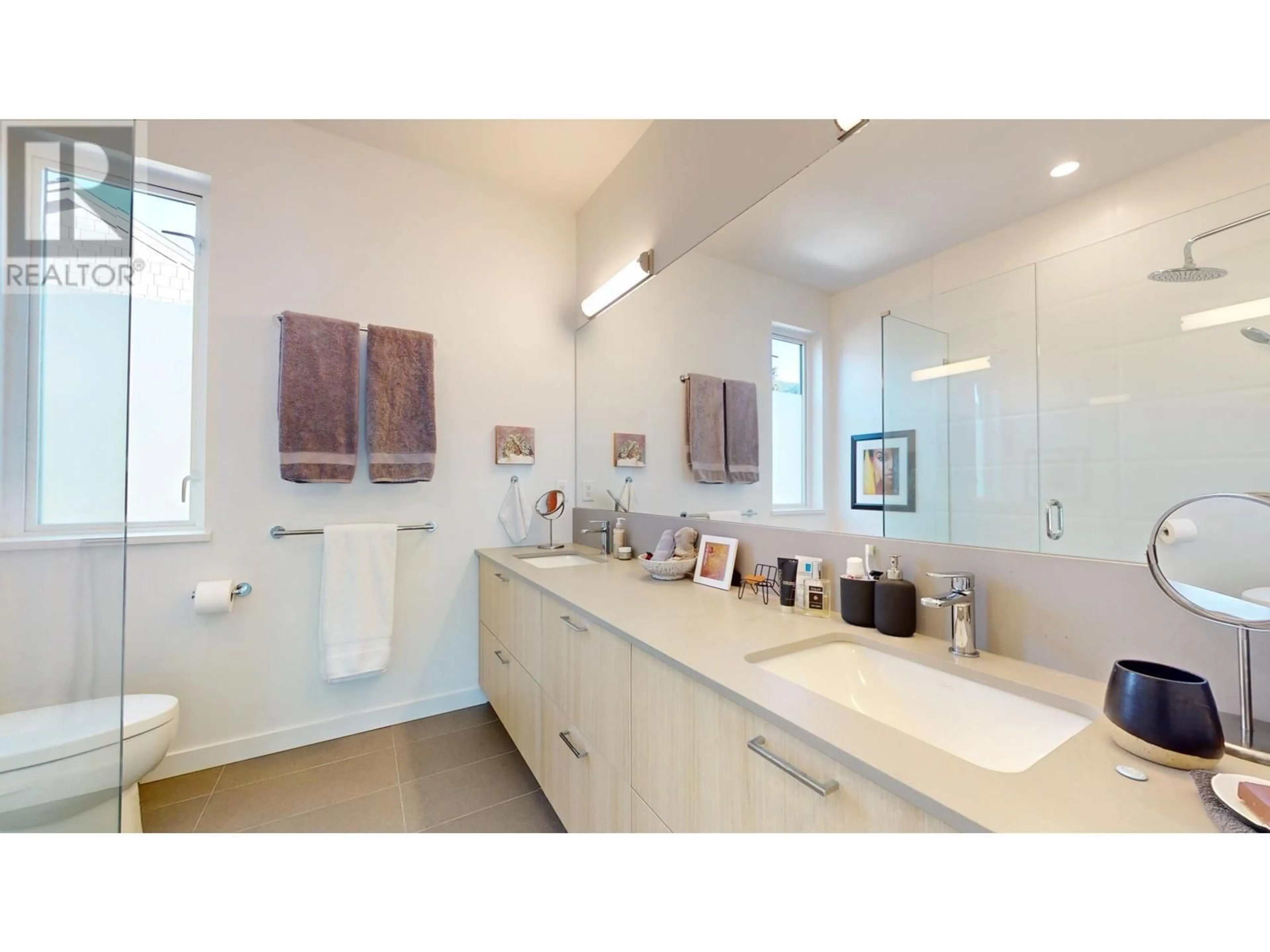 Contemporary bathroom, ceramic/tile floor for 2 1089 WILSON CRESCENT, Squamish British Columbia V8B0M4