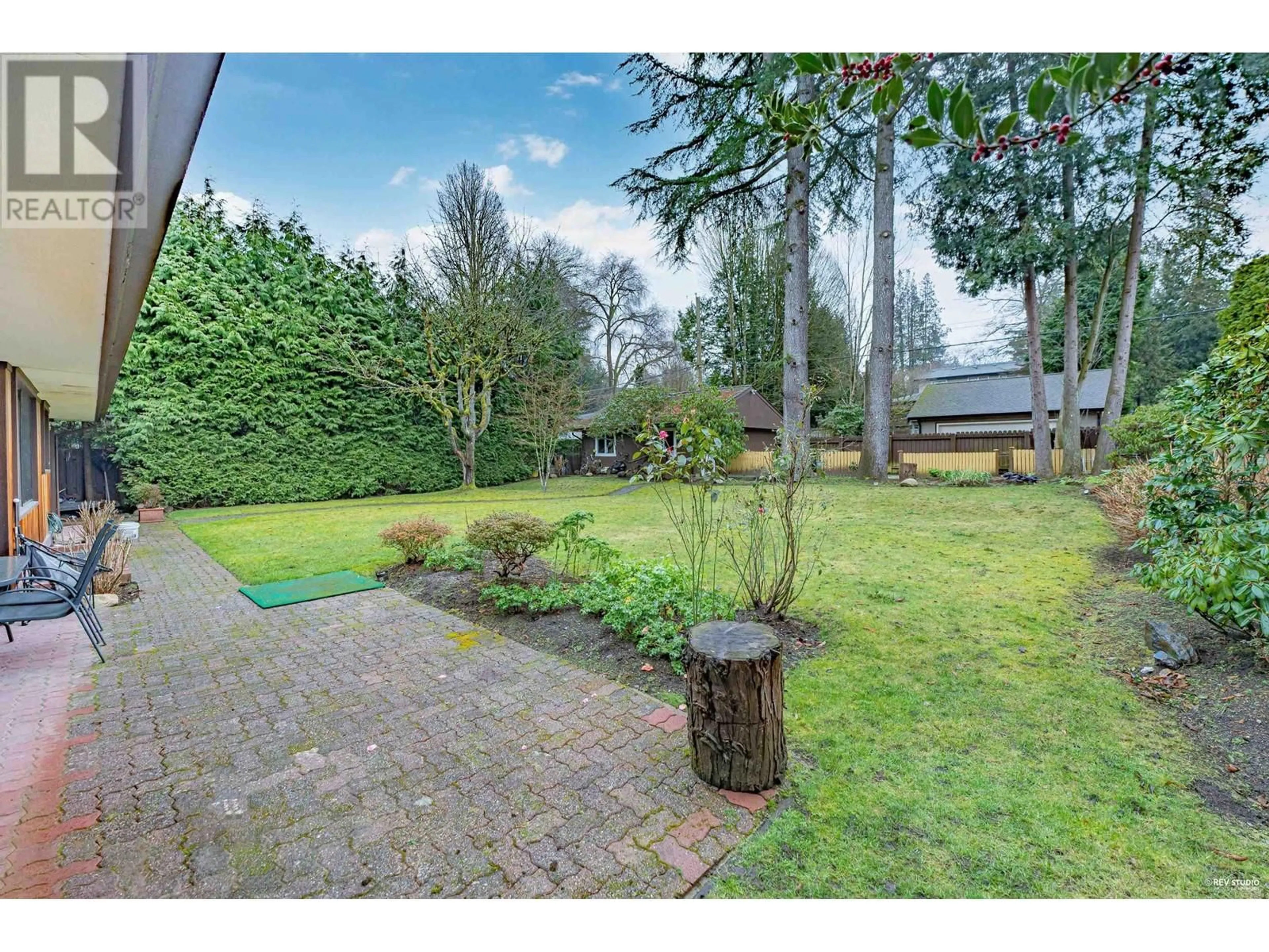 A pic from outside/outdoor area/front of a property/back of a property/a pic from drone, forest/trees view for 1736 37TH AVENUE, Vancouver British Columbia V6M1N1