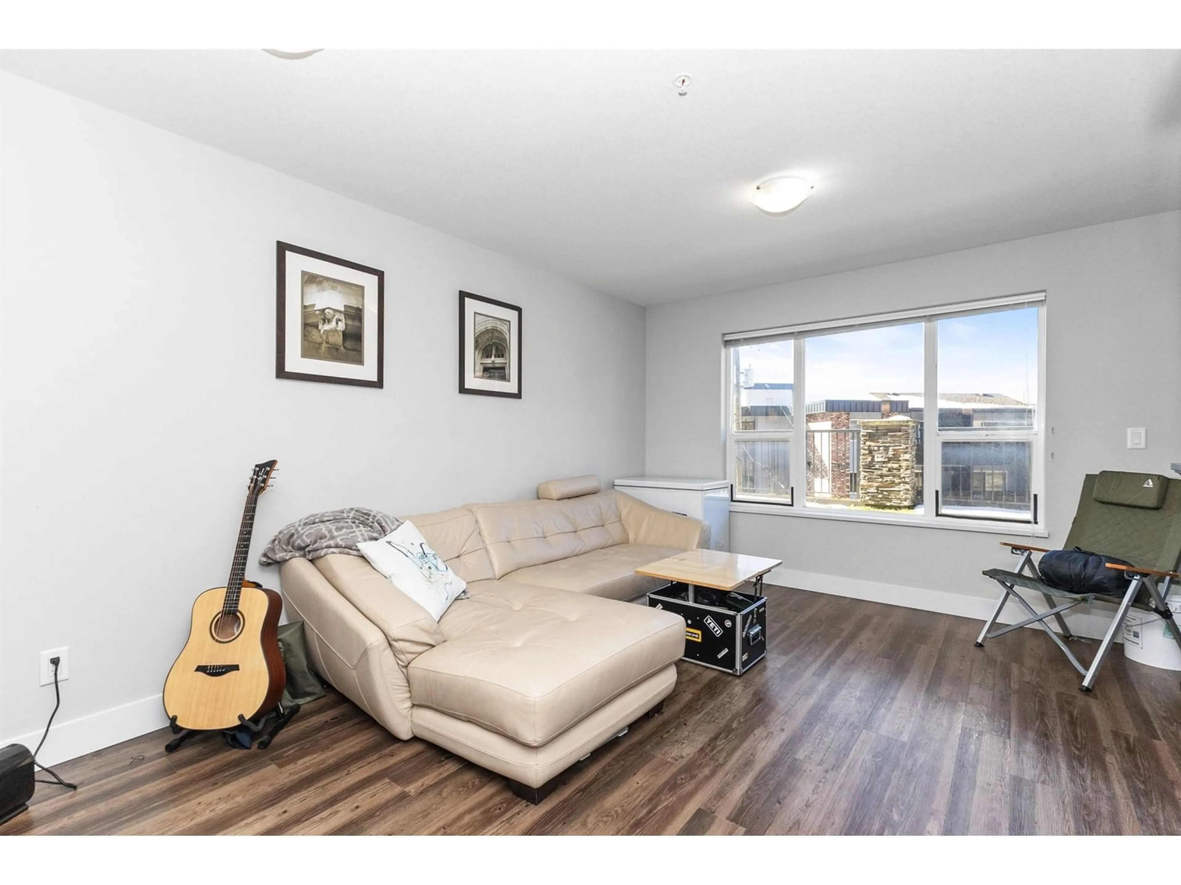 Living room with furniture, wood/laminate floor for 112 2565 CAMPBELL AVENUE, Abbotsford British Columbia V2S0E3