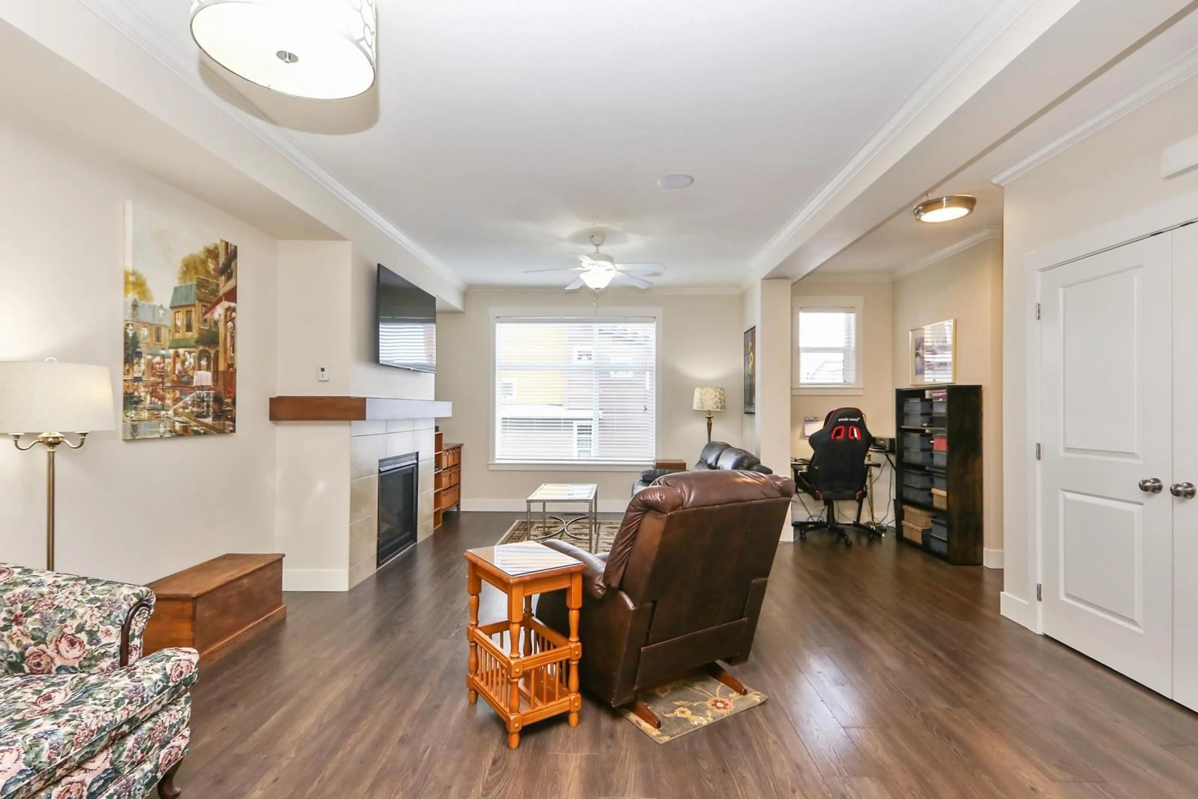 Living room with furniture, wood/laminate floor for 9 46570 MACKEN AVENUE|Chilliwack Proper , Chilliwack British Columbia V2P0G2