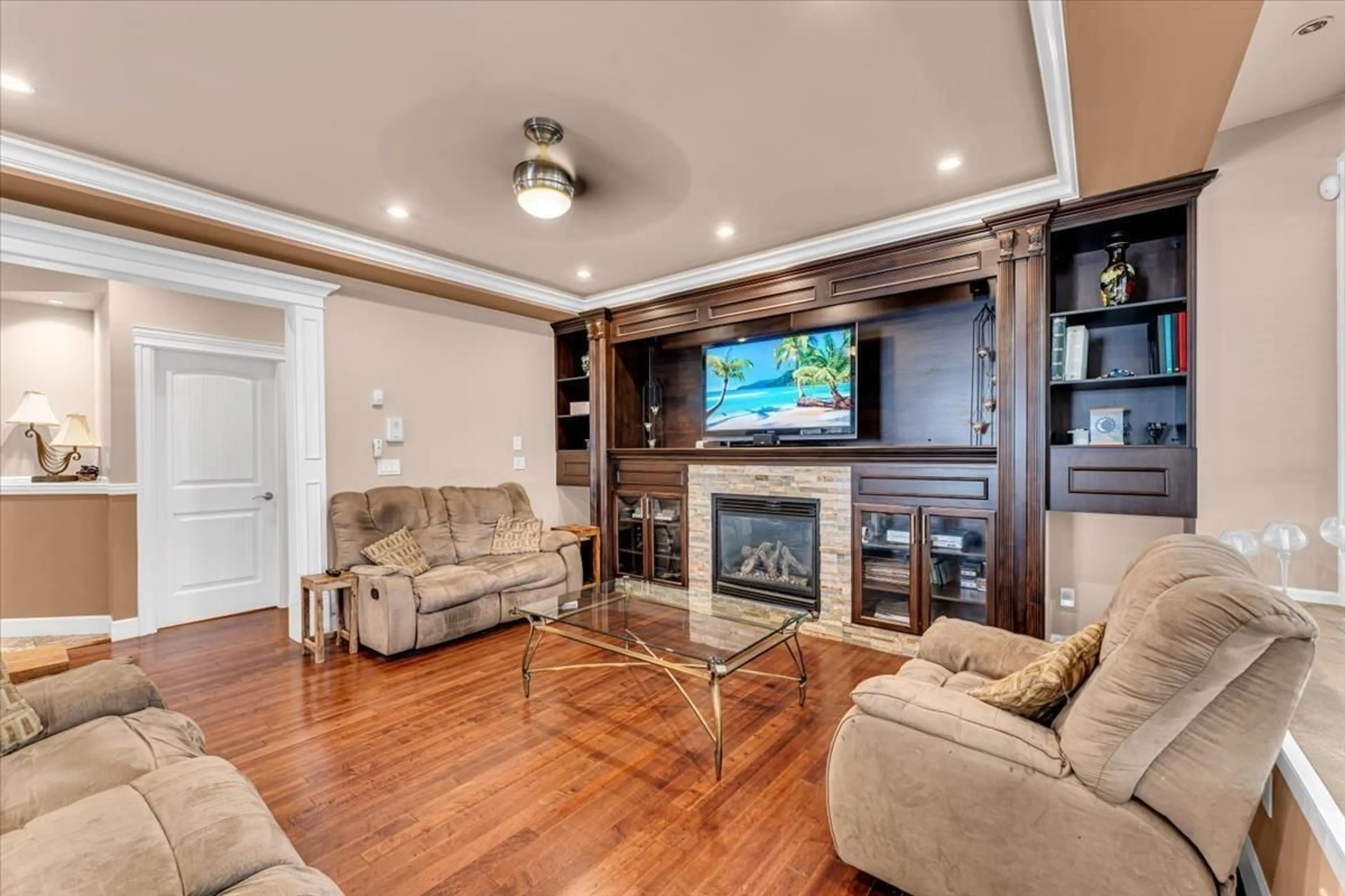 Living room with furniture, wood/laminate floor for 11655 72 AVENUE, Delta British Columbia V4E1Z2