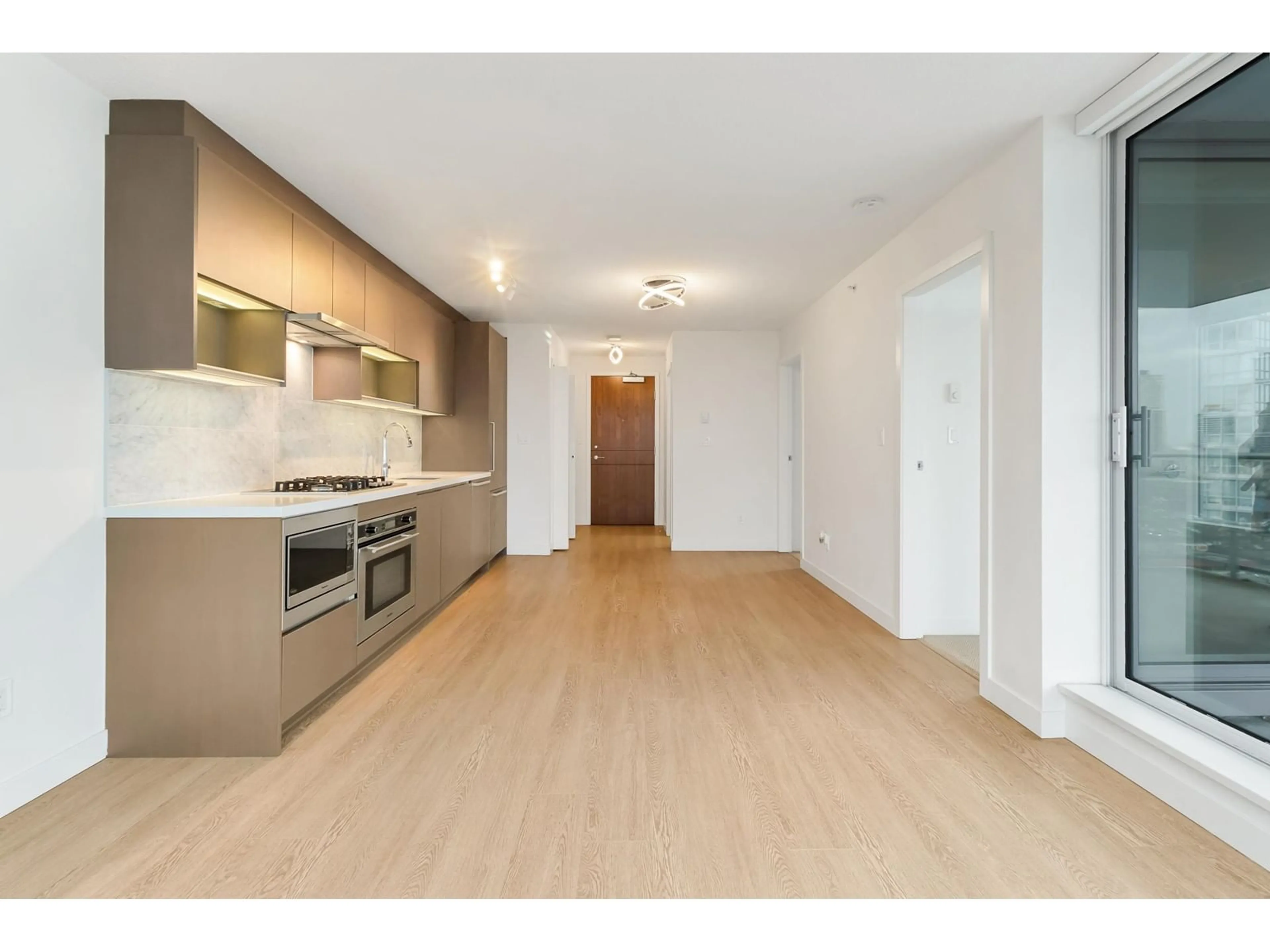 Standard kitchen, wood/laminate floor for 1909 13696 100 AVENUE, Surrey British Columbia V3T0L5