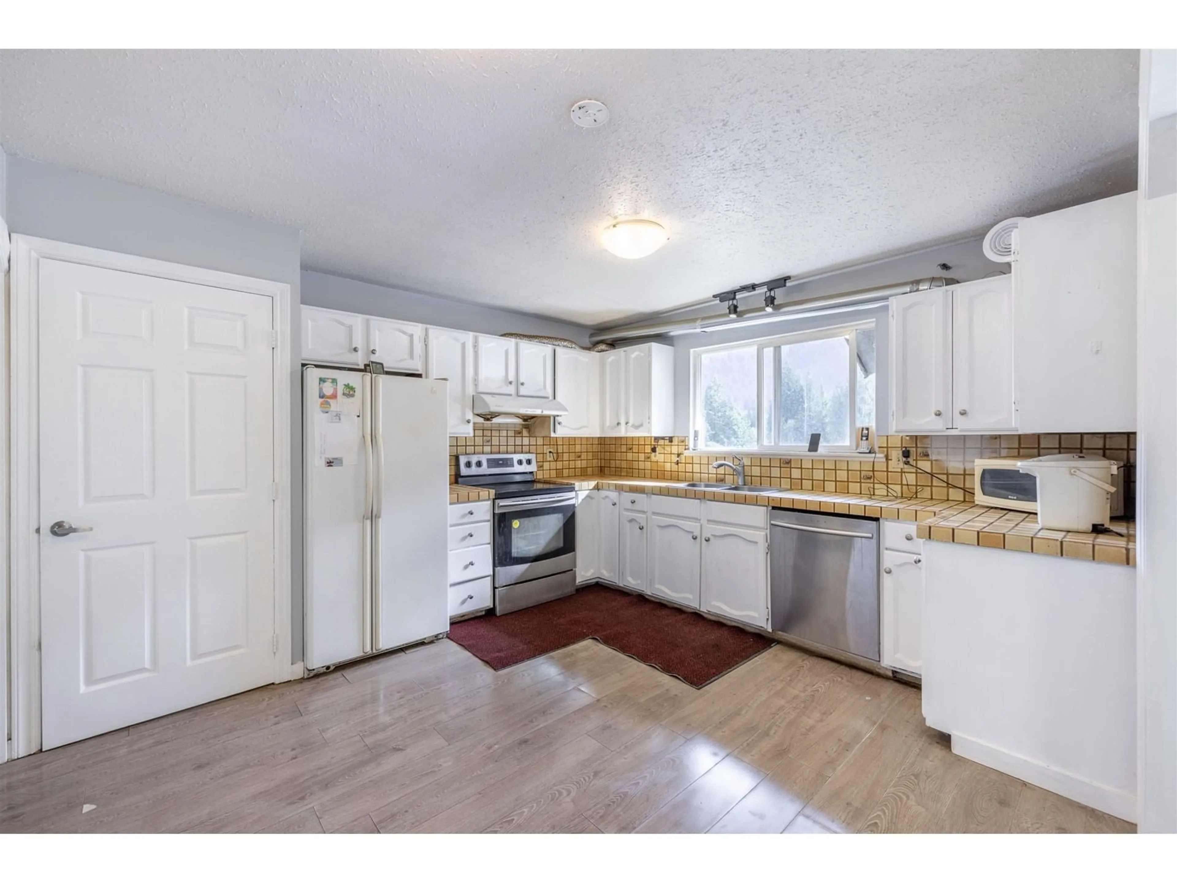 Standard kitchen, unknown for 13842 SPRATT RD, Mission British Columbia V2V4J1