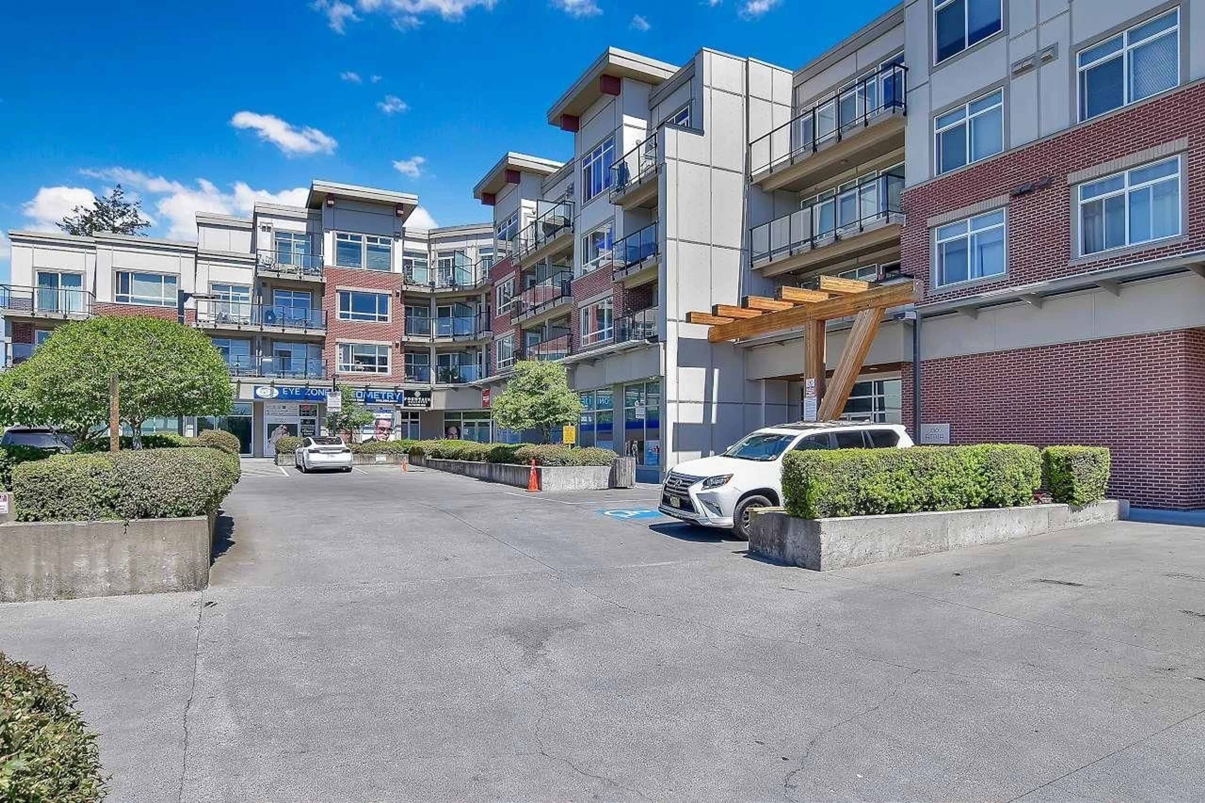 Patio, street for 406 - 7511 120, Delta British Columbia V4C0C1