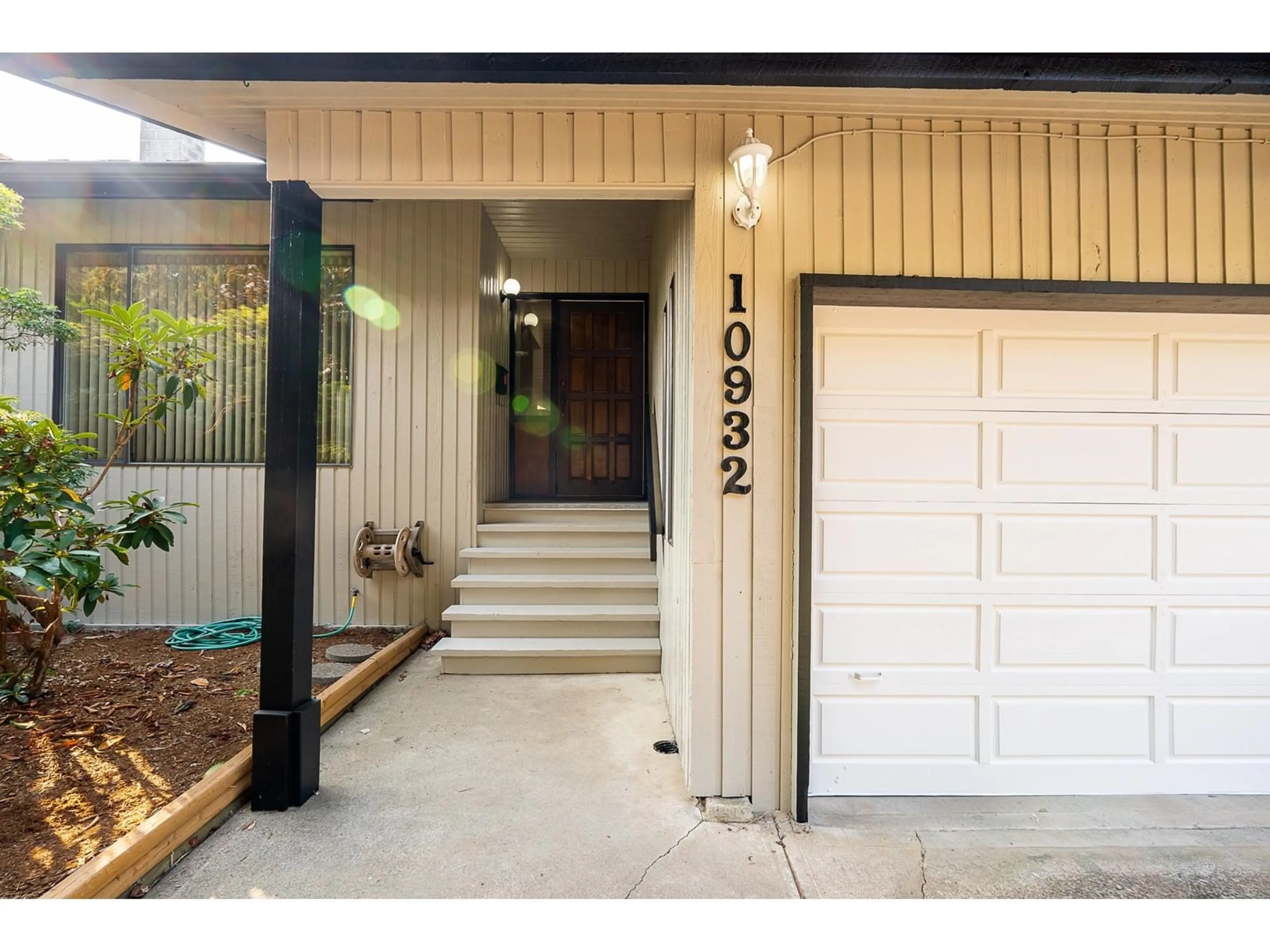 Indoor entryway for 10932 63A, Delta British Columbia V4E3B6